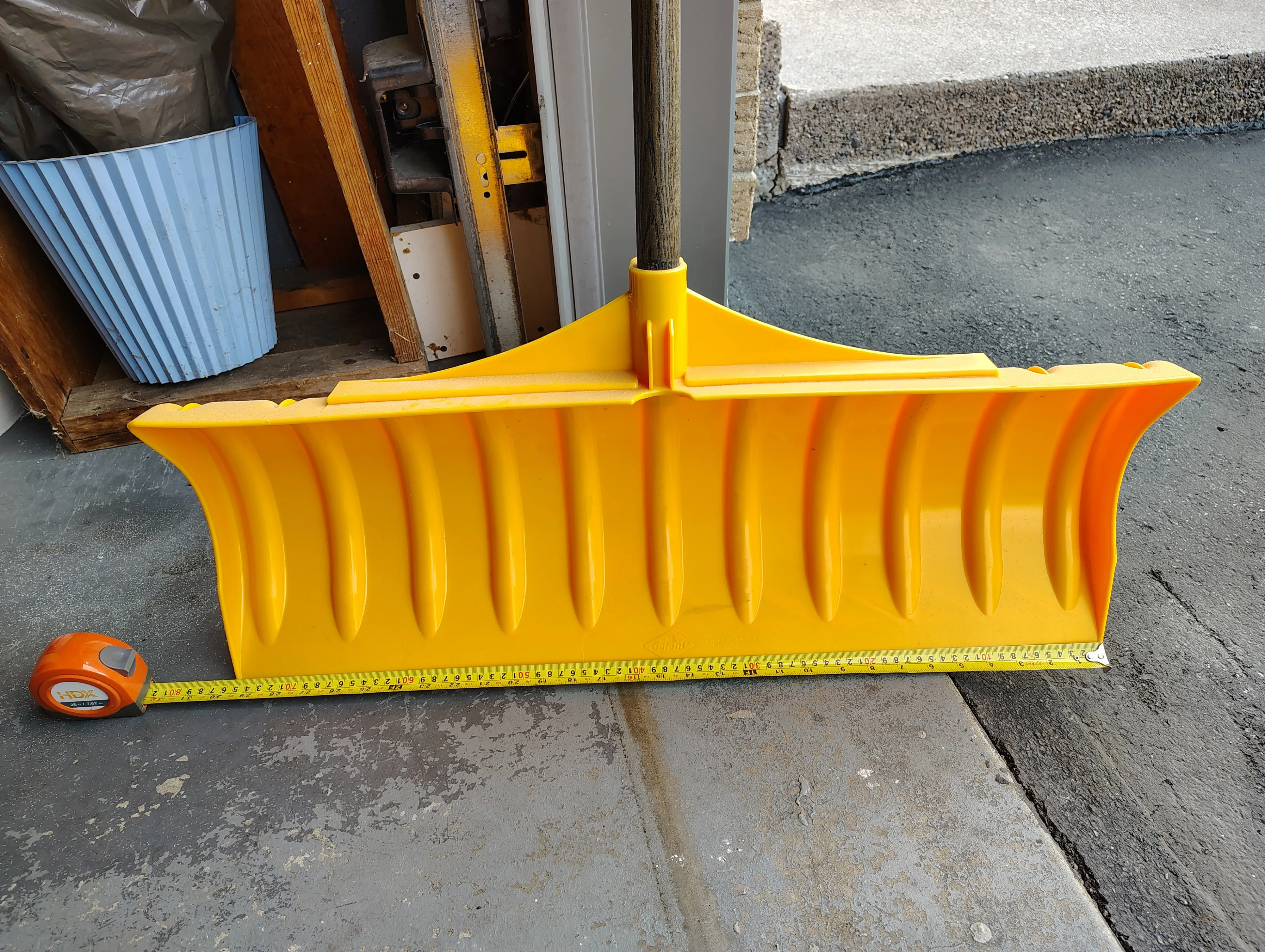 MINT Garant 30" Snow Shovel Pusher w Ergonomic Handle image indicator(2)