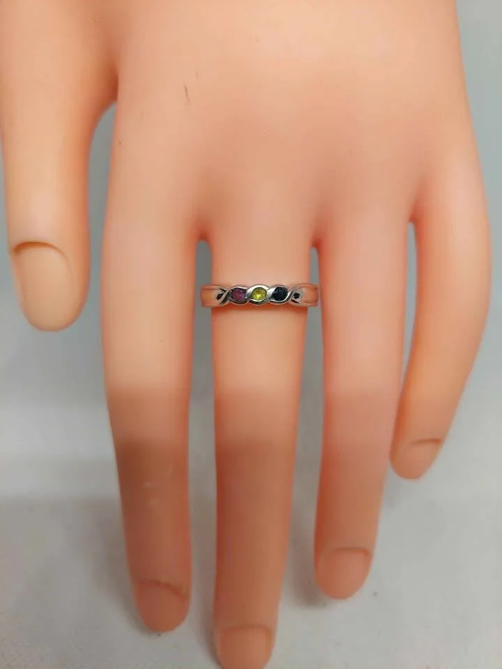 10K White Gold ring size 8 image indicator(8)