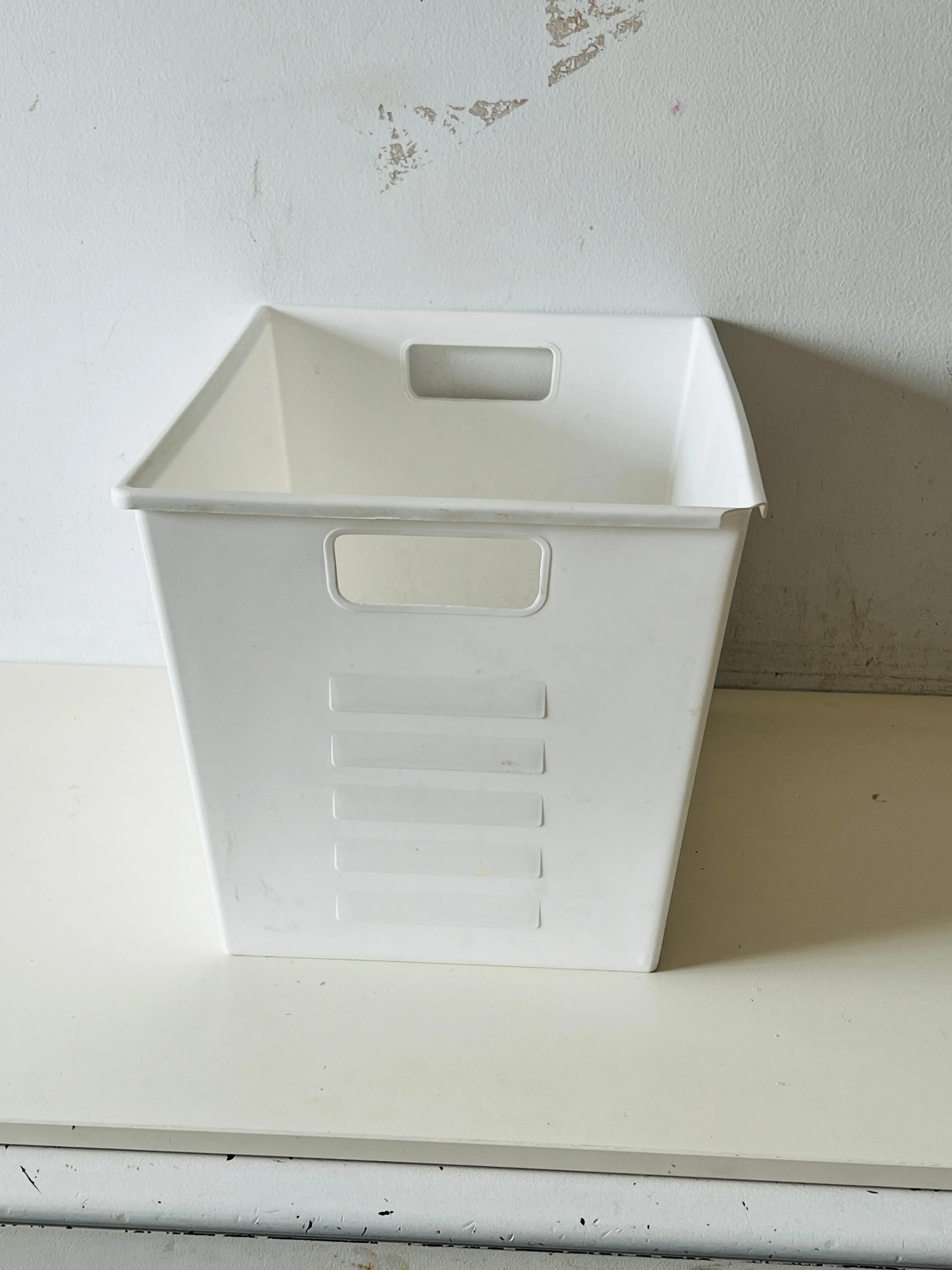 Portable Plastic Basket / Panier en plastique portable