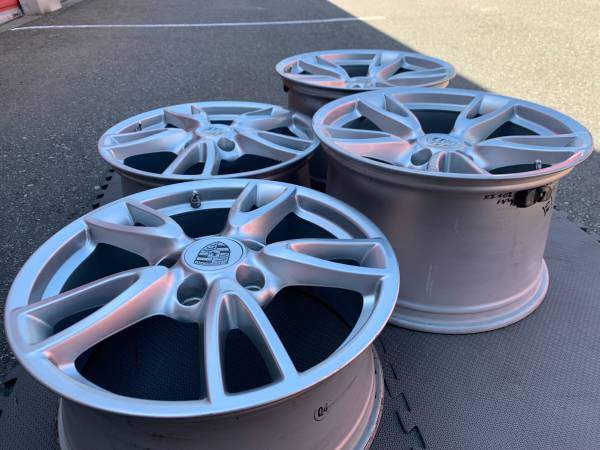 Set of Genuine Porsche 18X8/11" 997 Targa 4 rims in exc cond - photo 4