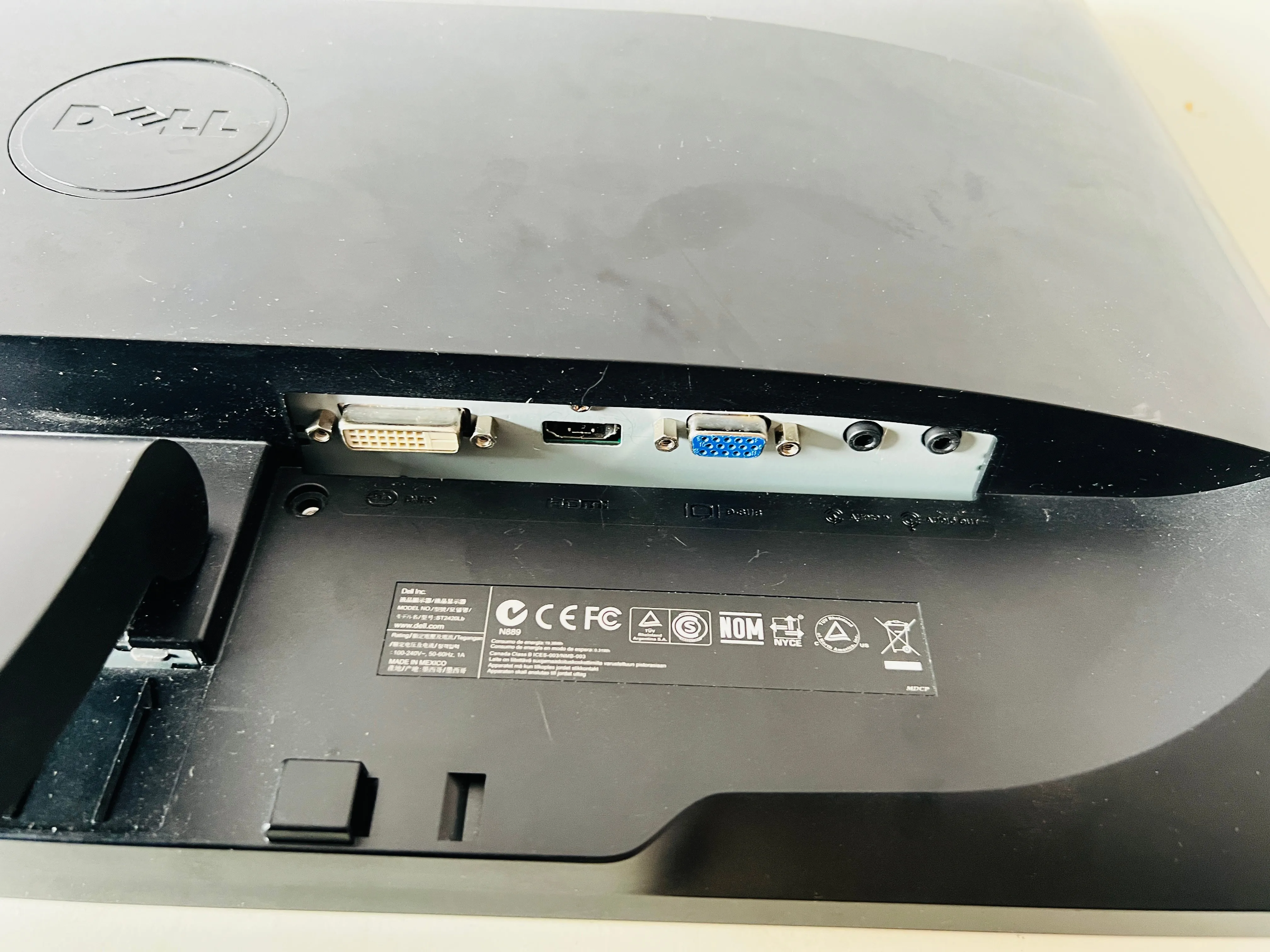 DELL 24" Monitor for official and personal use / Moniteur image indicator(7)