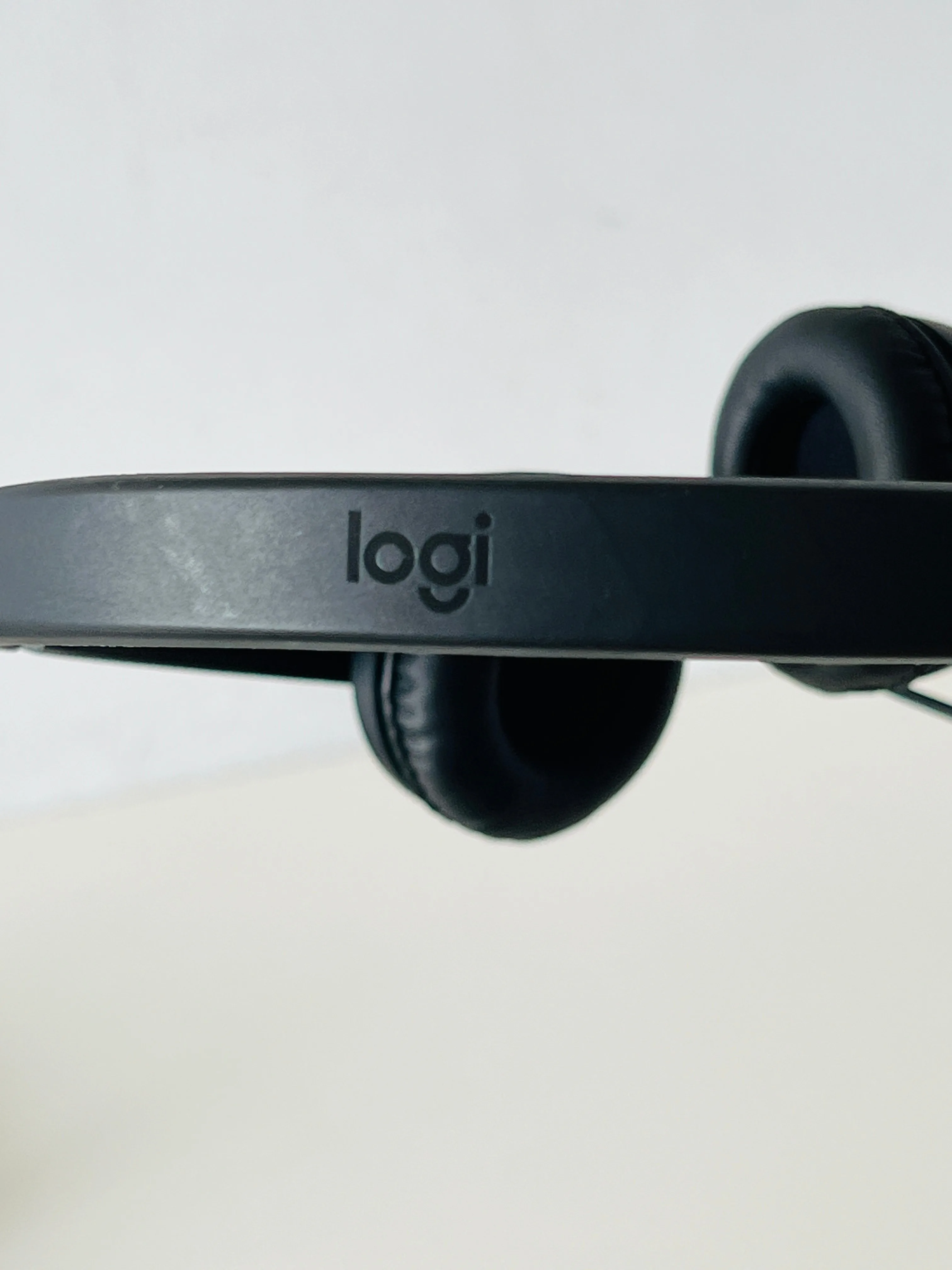 Logi Headset for office use with inhand volume controls image indicator(2)