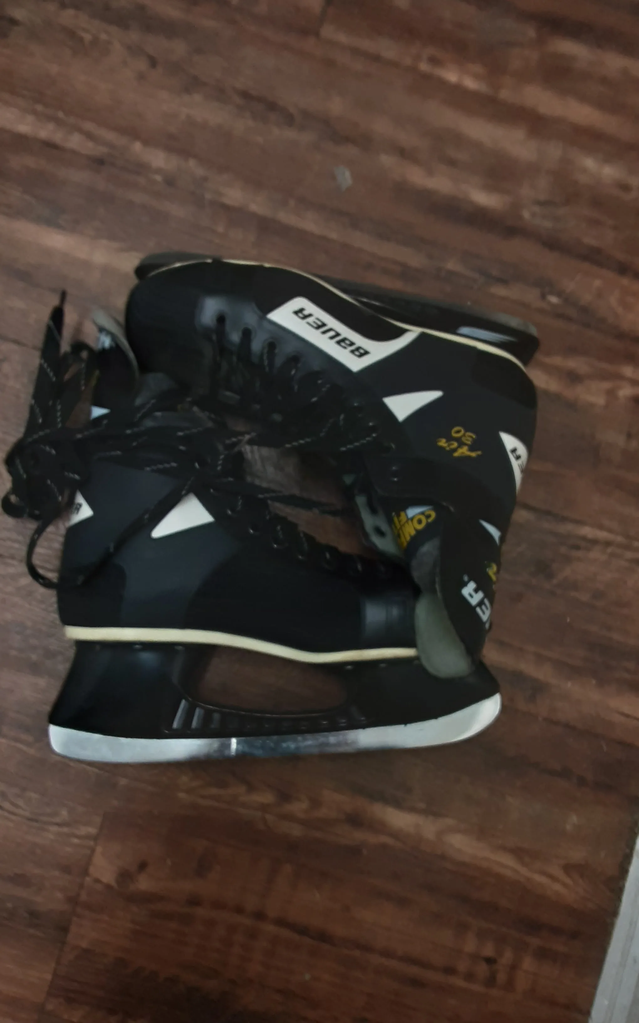 Like-New Bauer Air 30 Comfort Fit Hockey Skates image indicator(2)