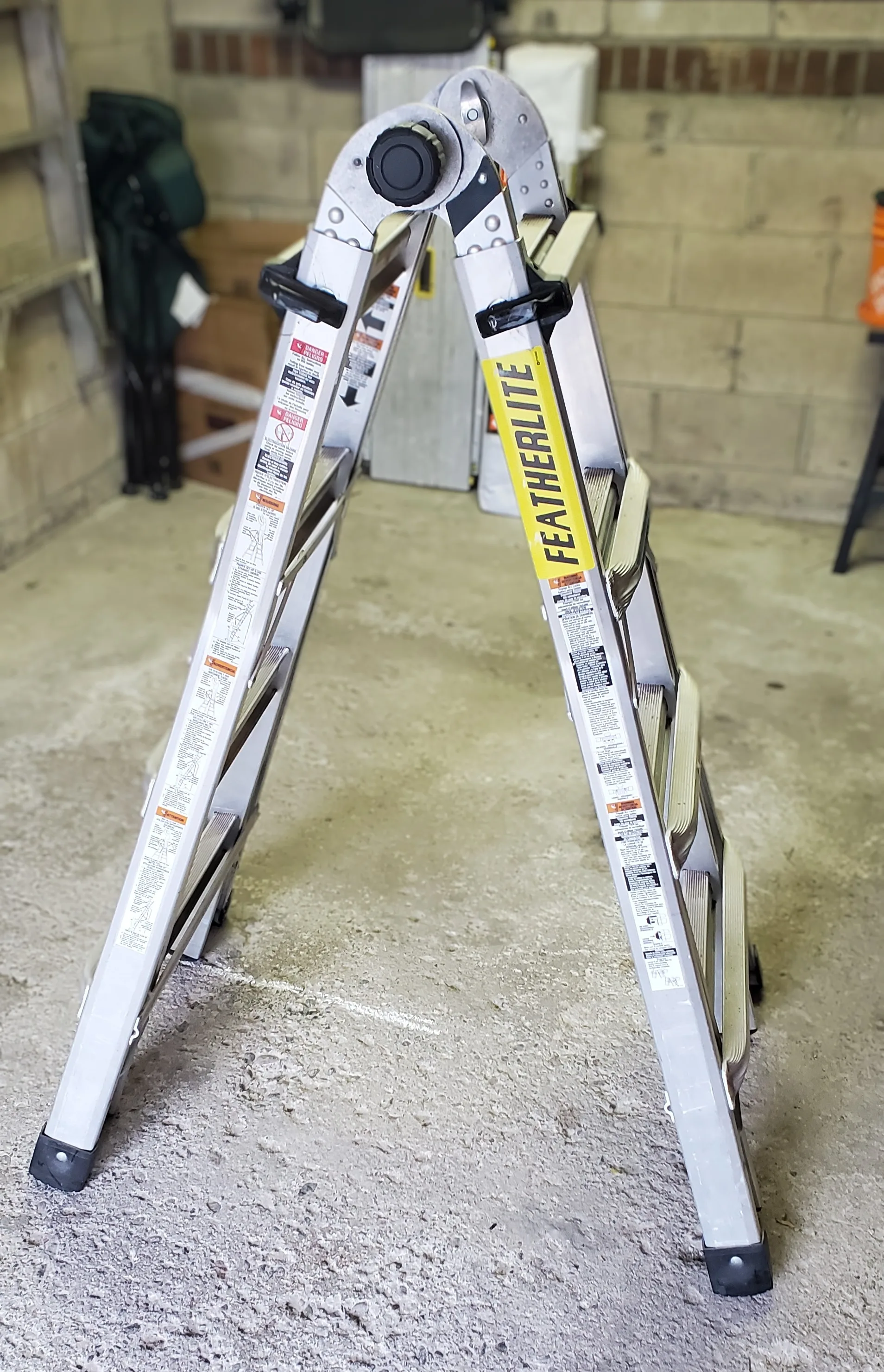 Featherlite 18 Foot Adjustable Ladder