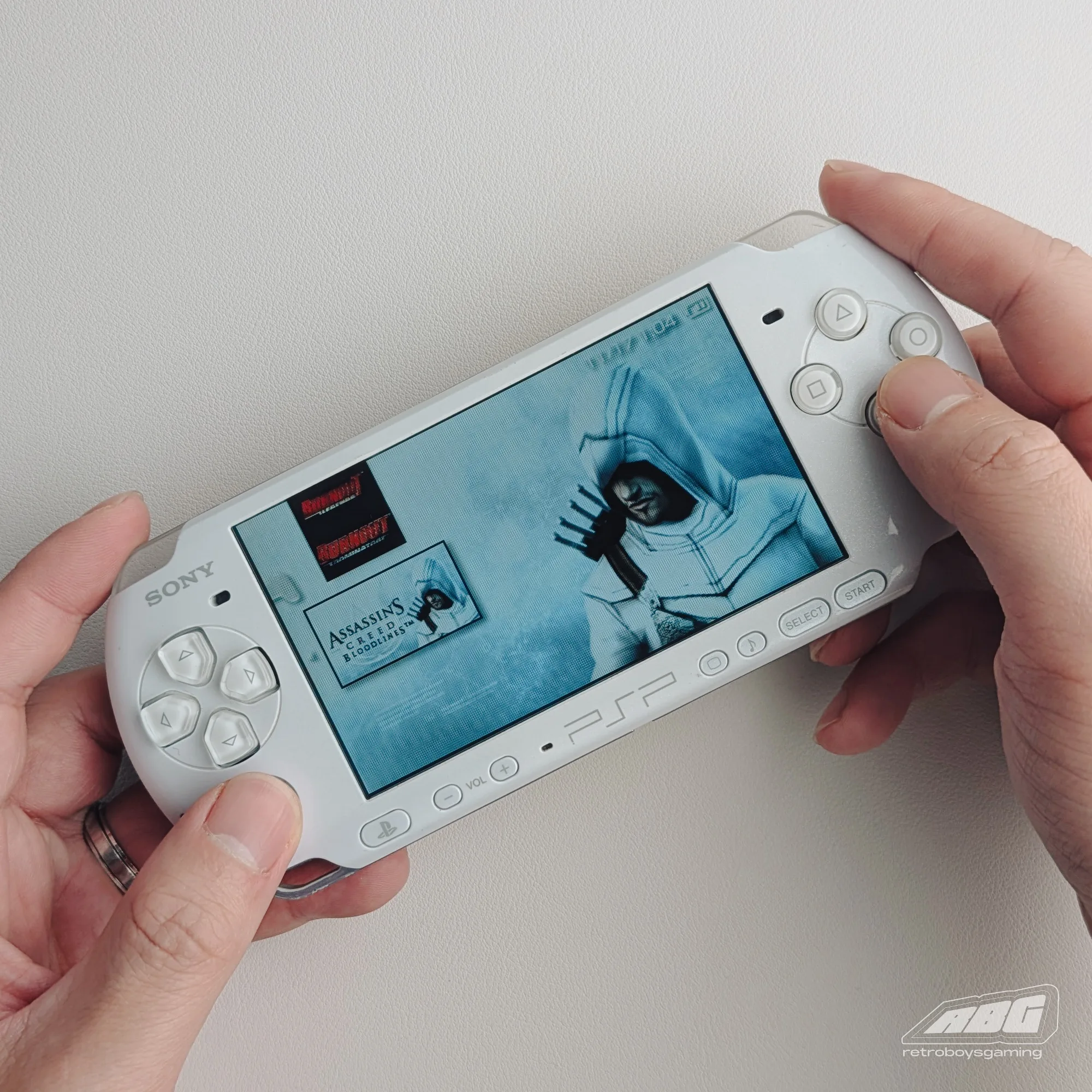 Sony PlayStation Portable PSP-3000 (White, Modded) image indicator(4)