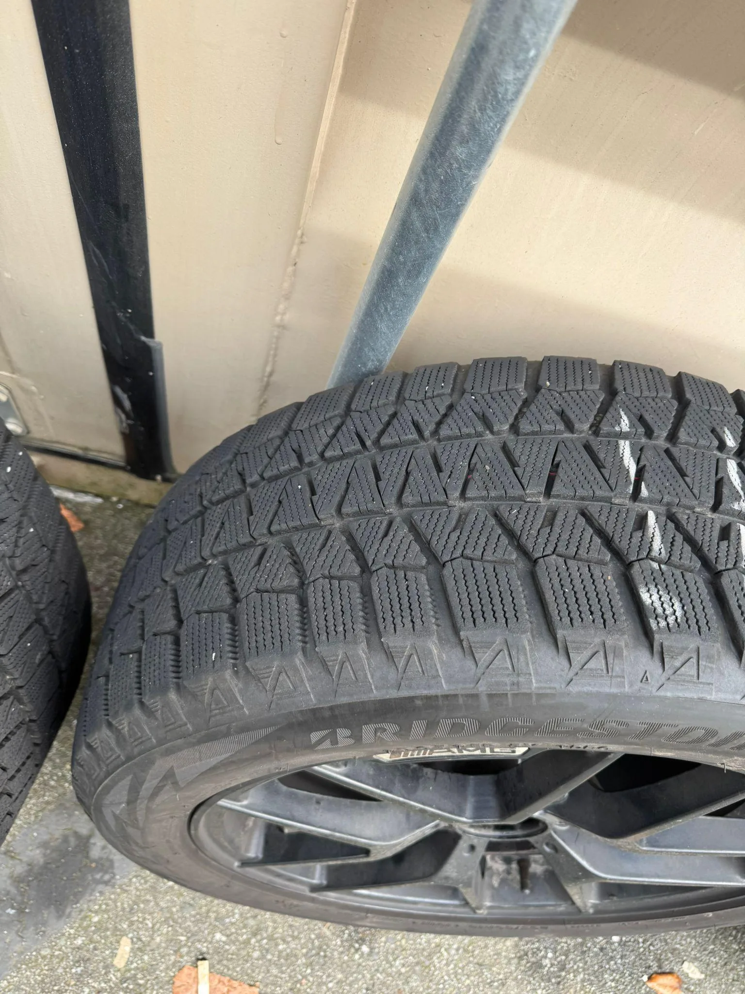 Bridgestone Blizzak Studless Winter Tire Set image indicator(4)