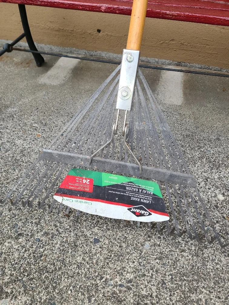 Brand NEW Garrant lawn rake 24" image indicator(2)