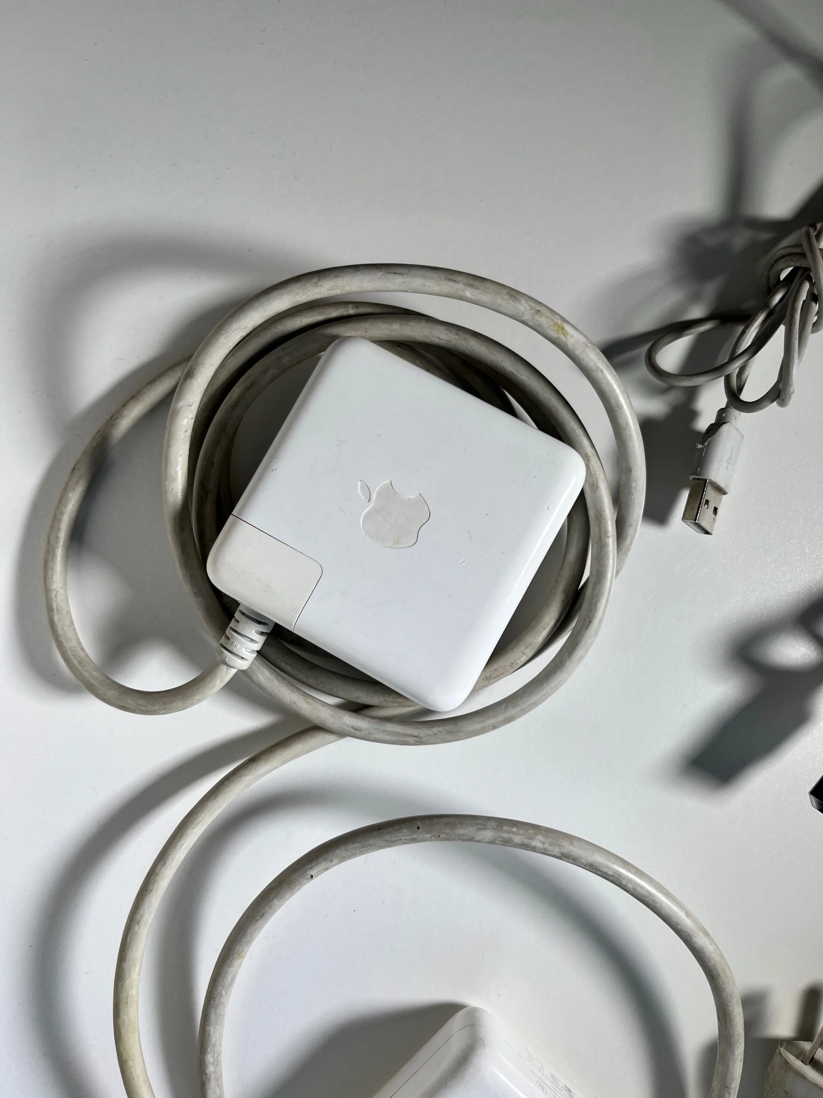 Apple MacBook Power Adapters + Lightning Cables (Bundle) image indicator(3)