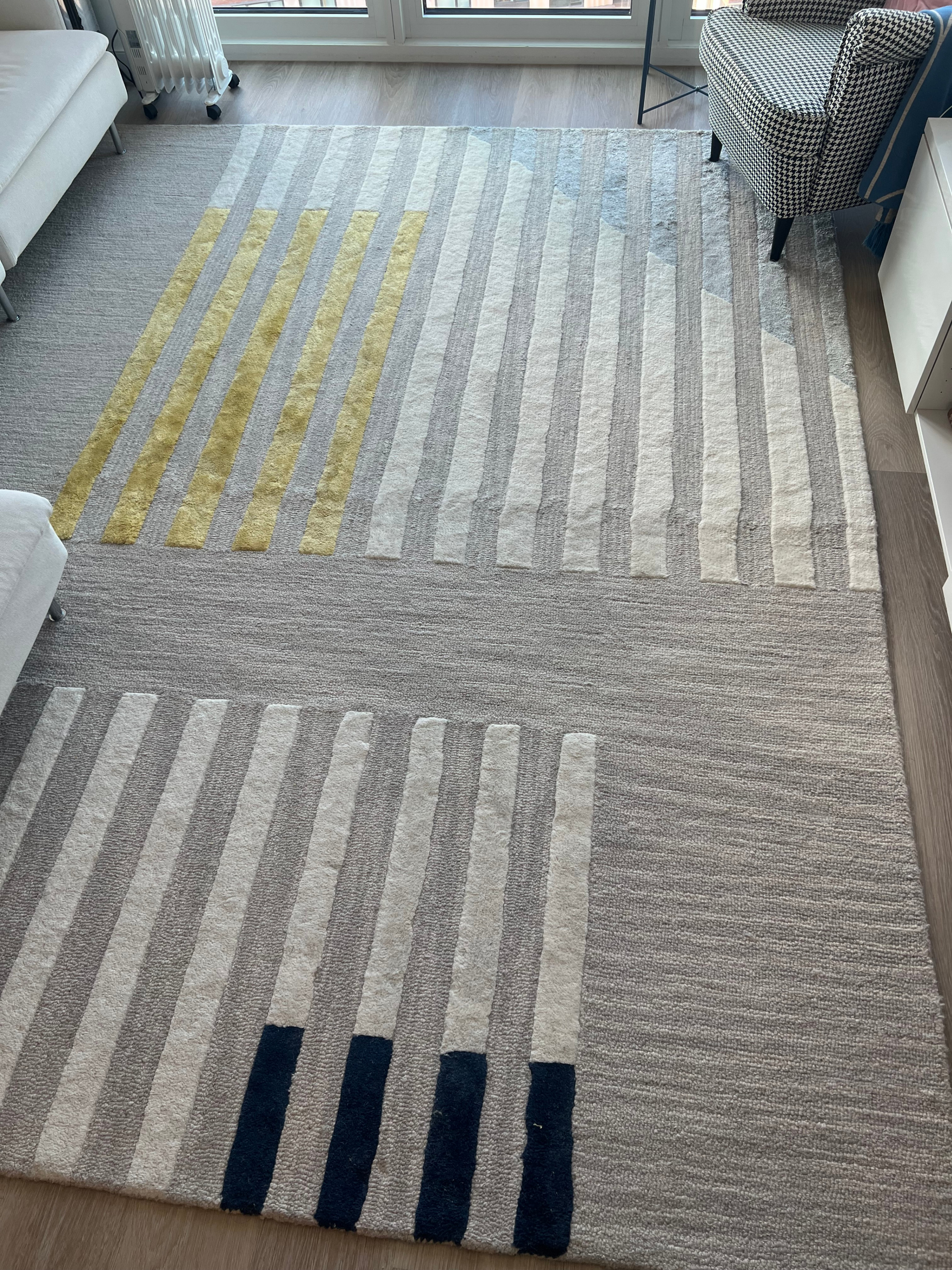 8x10 West Elm Wool Area Rug from Shoes off household - photo 2