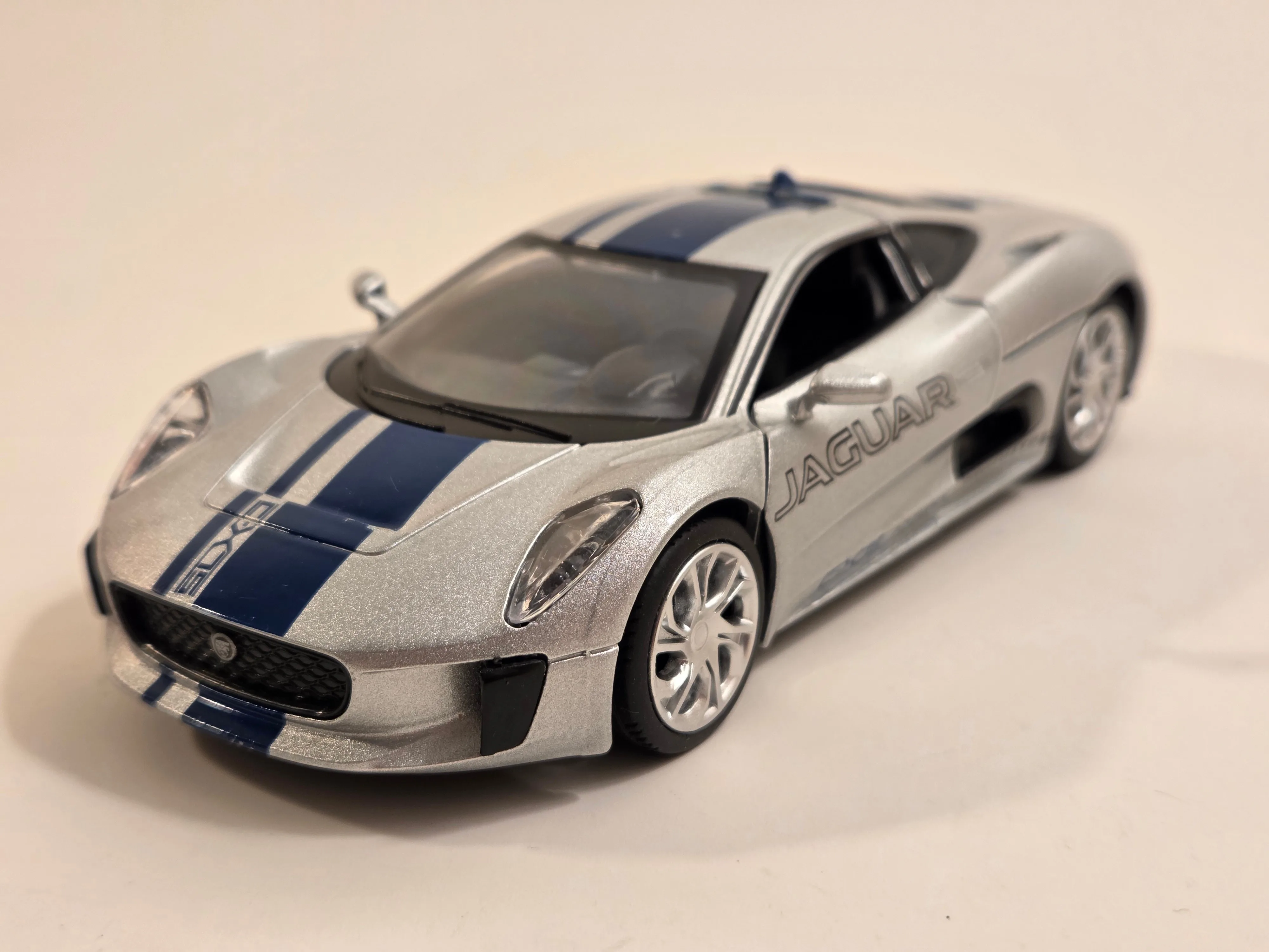 Jaguar C-X75 1:32 diecast silver – lights & sound