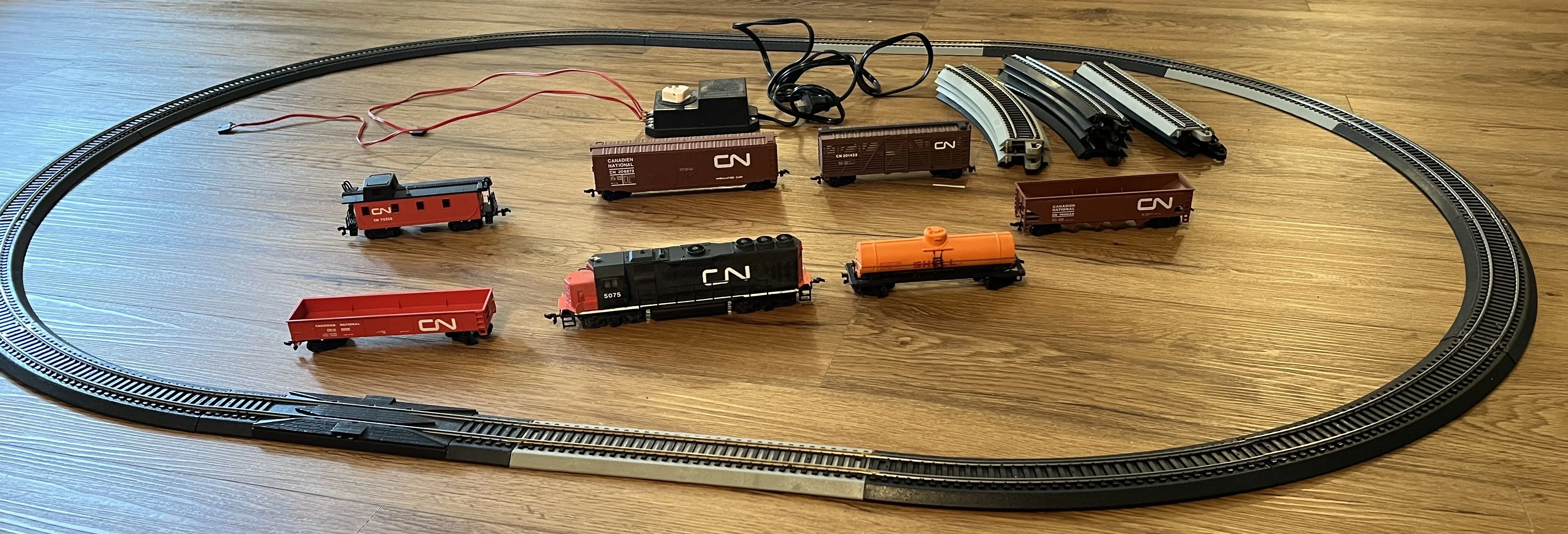 Bachmann HO Scale CN Beginner Train Set with Extra Track