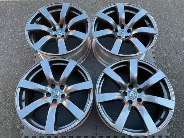 Set of Nissan GTR 20X9.5/10.5 Forged Rays Eng rims in good cond