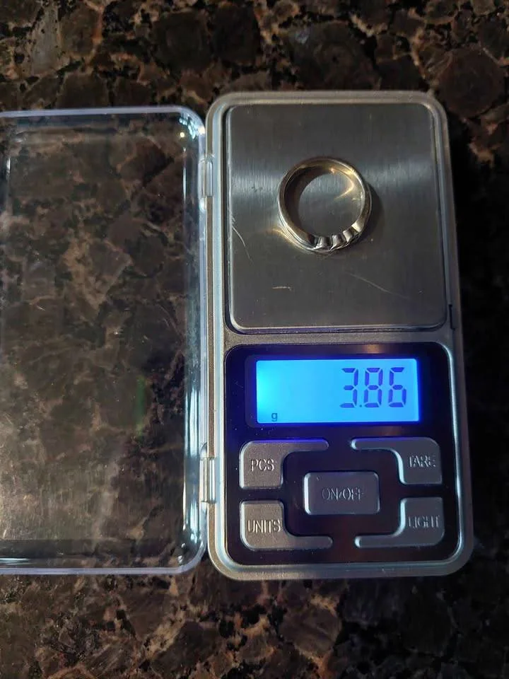 10K White Gold ring size 8 image indicator(2)