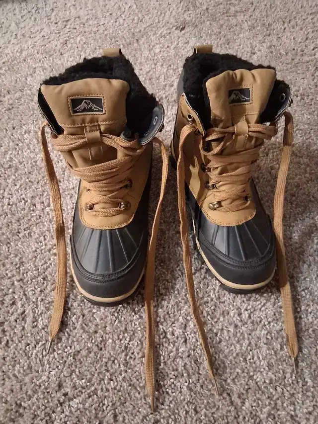 Snow insulated Boots size 8 - photo 3
