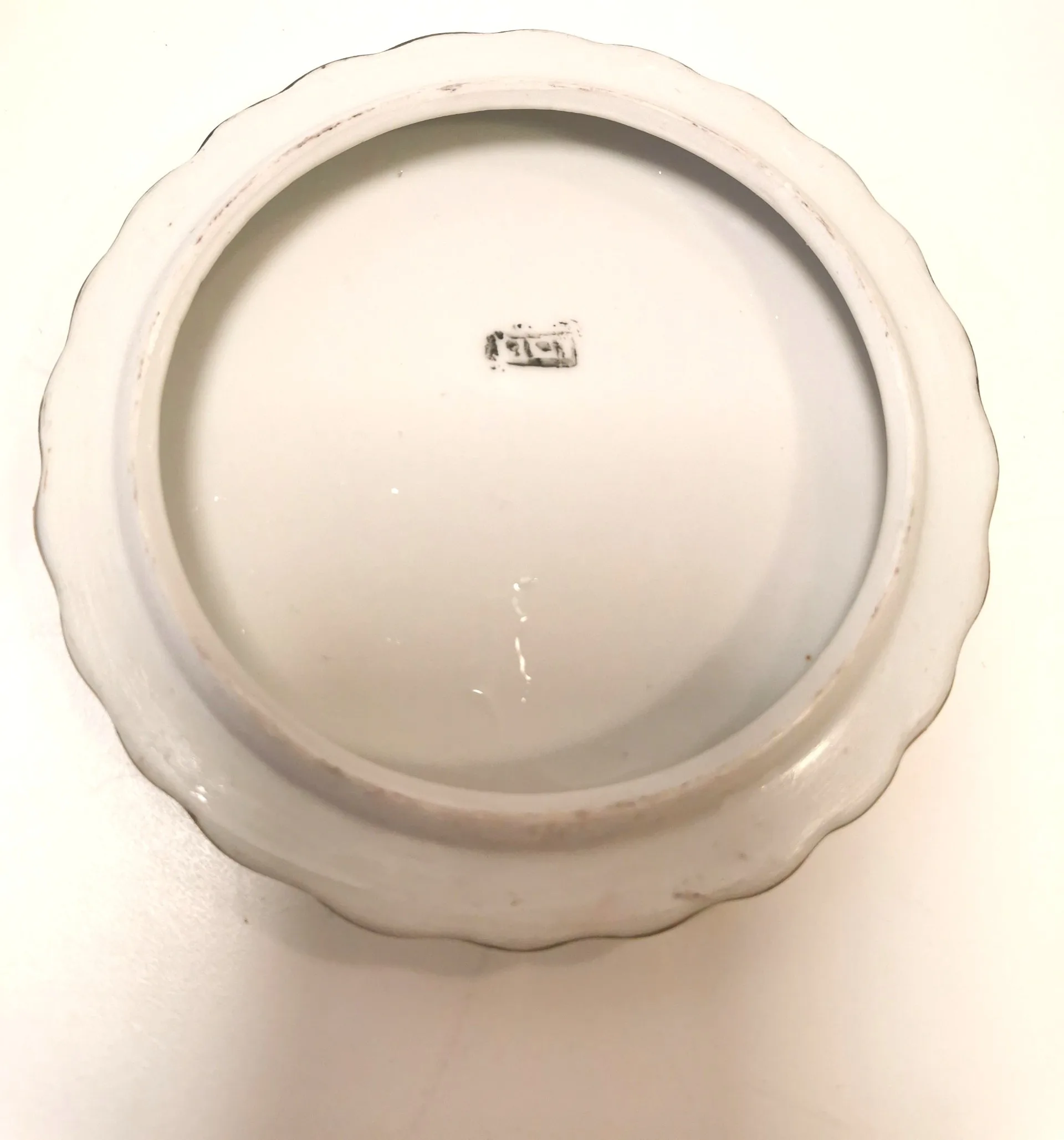 Vint. Porcelain Trinket Box Scalloped Lid Gold Trim Signed CHINA image indicator(4)