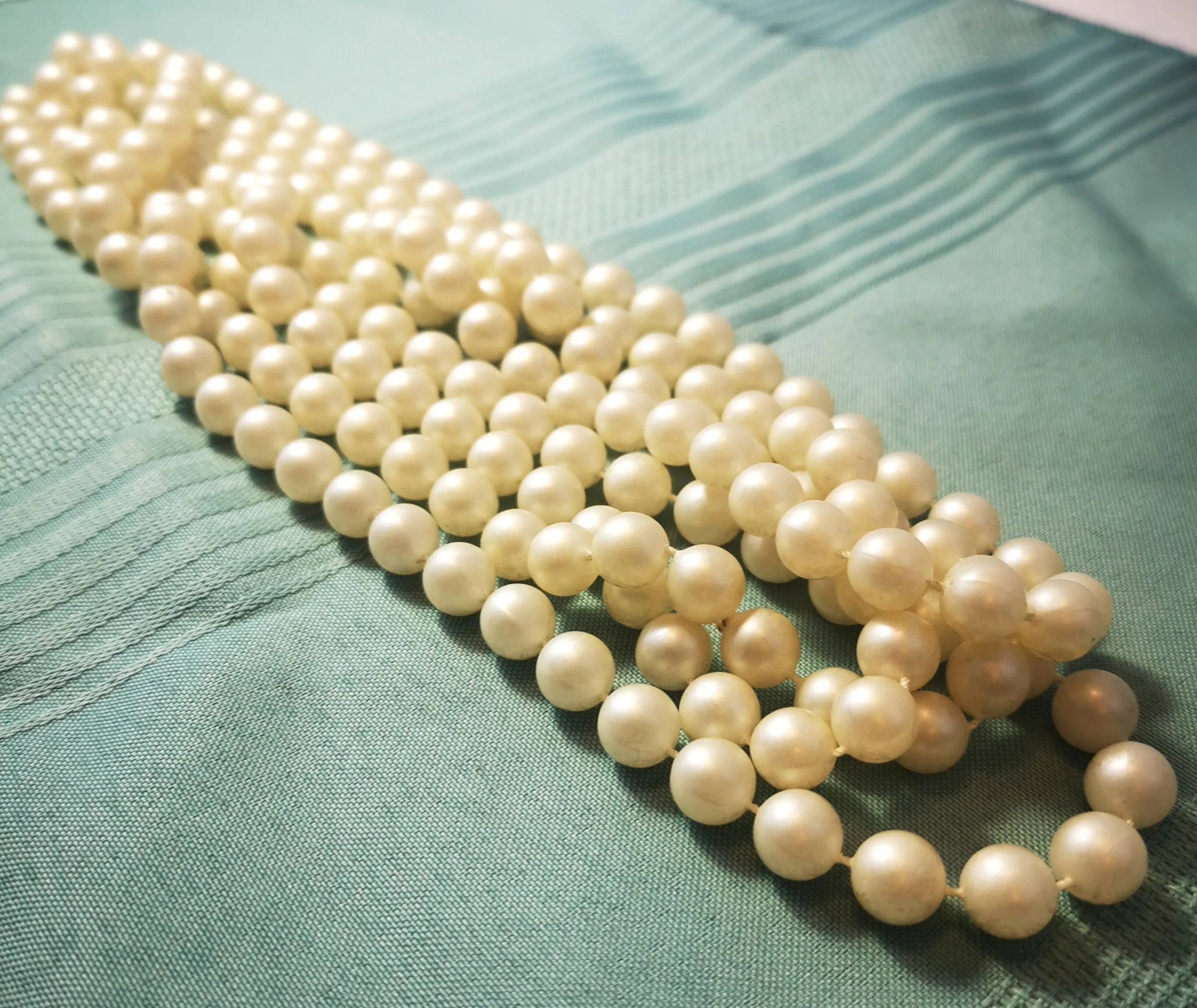 Multi-Strand White Bead Bracelet with Ornate Silver-Tone Clasp image indicator(5)