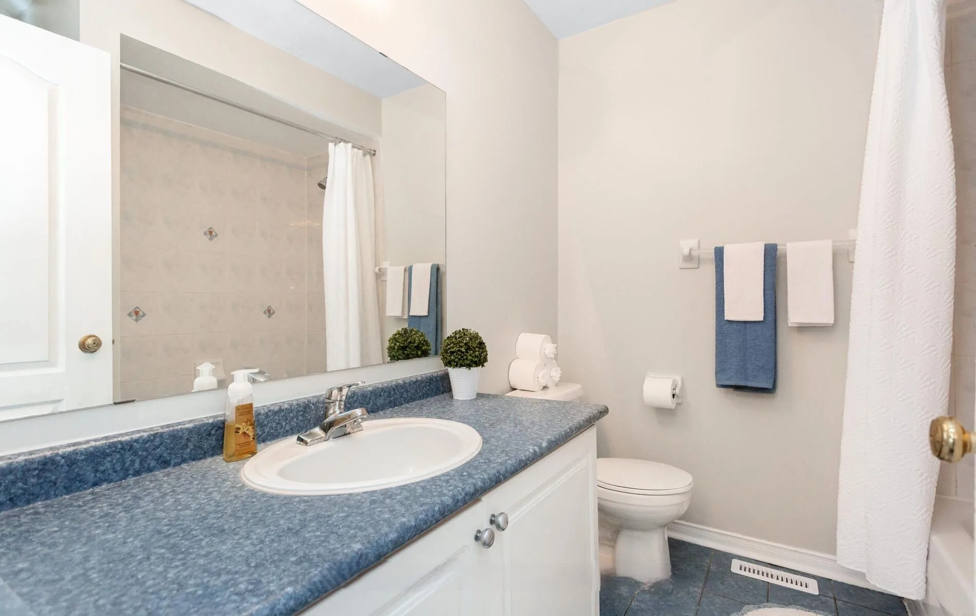 🏡 3 Beds 2.5 Baths House in Great Neighbourhood image indicator(9)