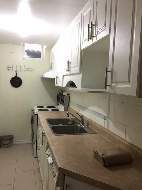 2 Bed 1 Bath Lakeshore Walk-out Basement Mississauga image indicator(5)