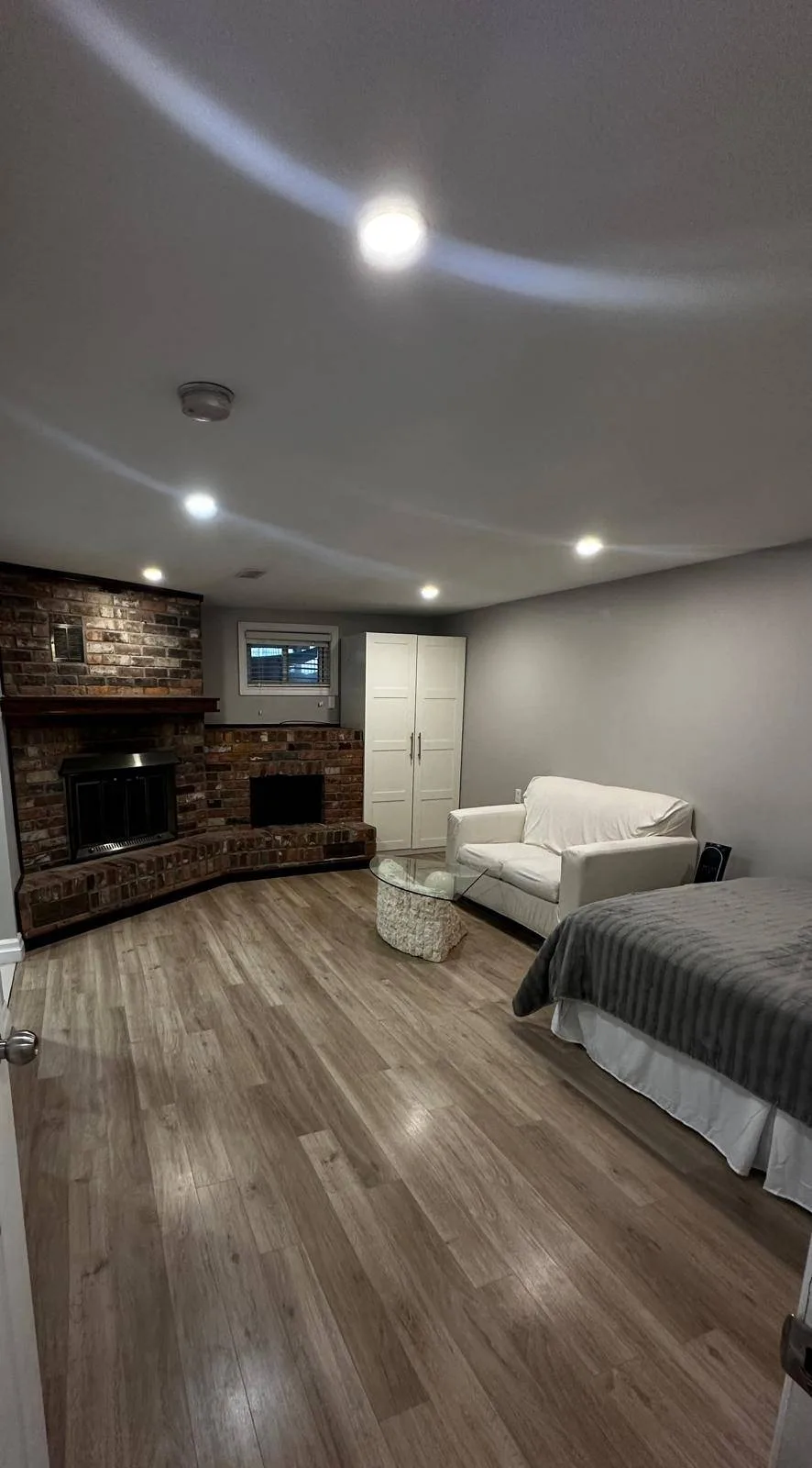 Bachelor suite for rent image indicator(2)