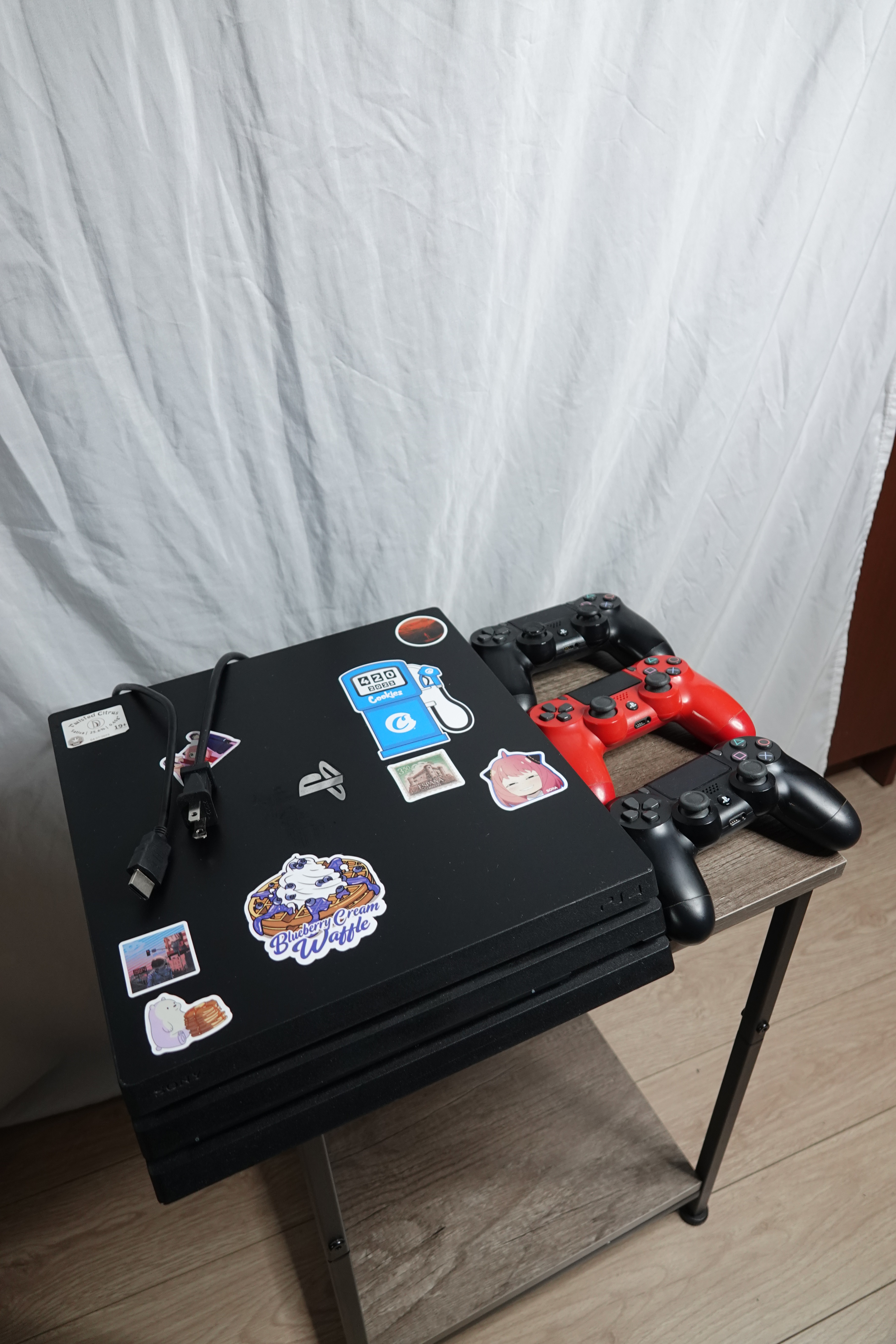 🥕PlayStation 4 Pro 1TB – 3 Controllers