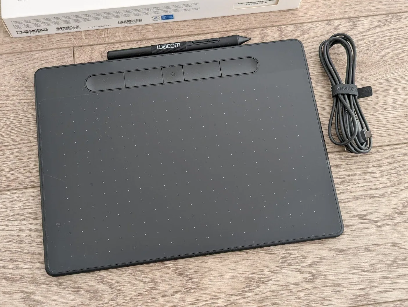 Wacom Intuos Medium 8.5x5.3" Bluetooth Drawing Tablet image indicator(2)
