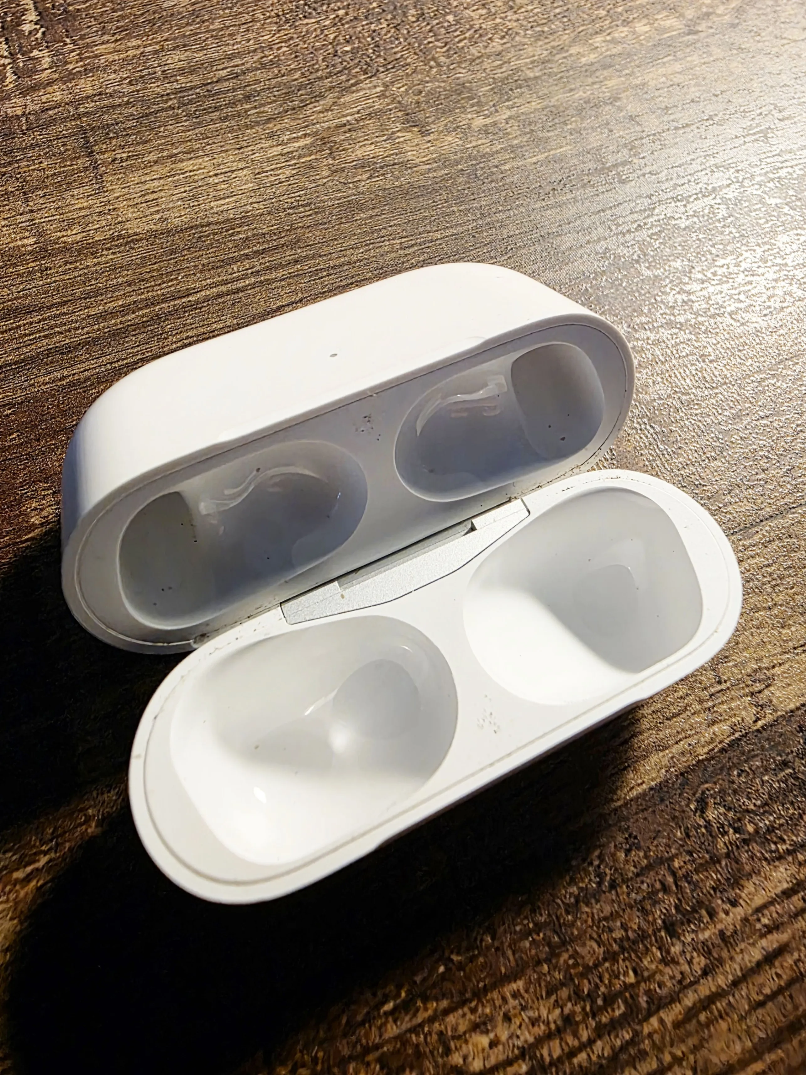 Apple AirPods Pro 2nd Gen 2 2023 Magsafe  USB-C Charging Case. image indicator(5)