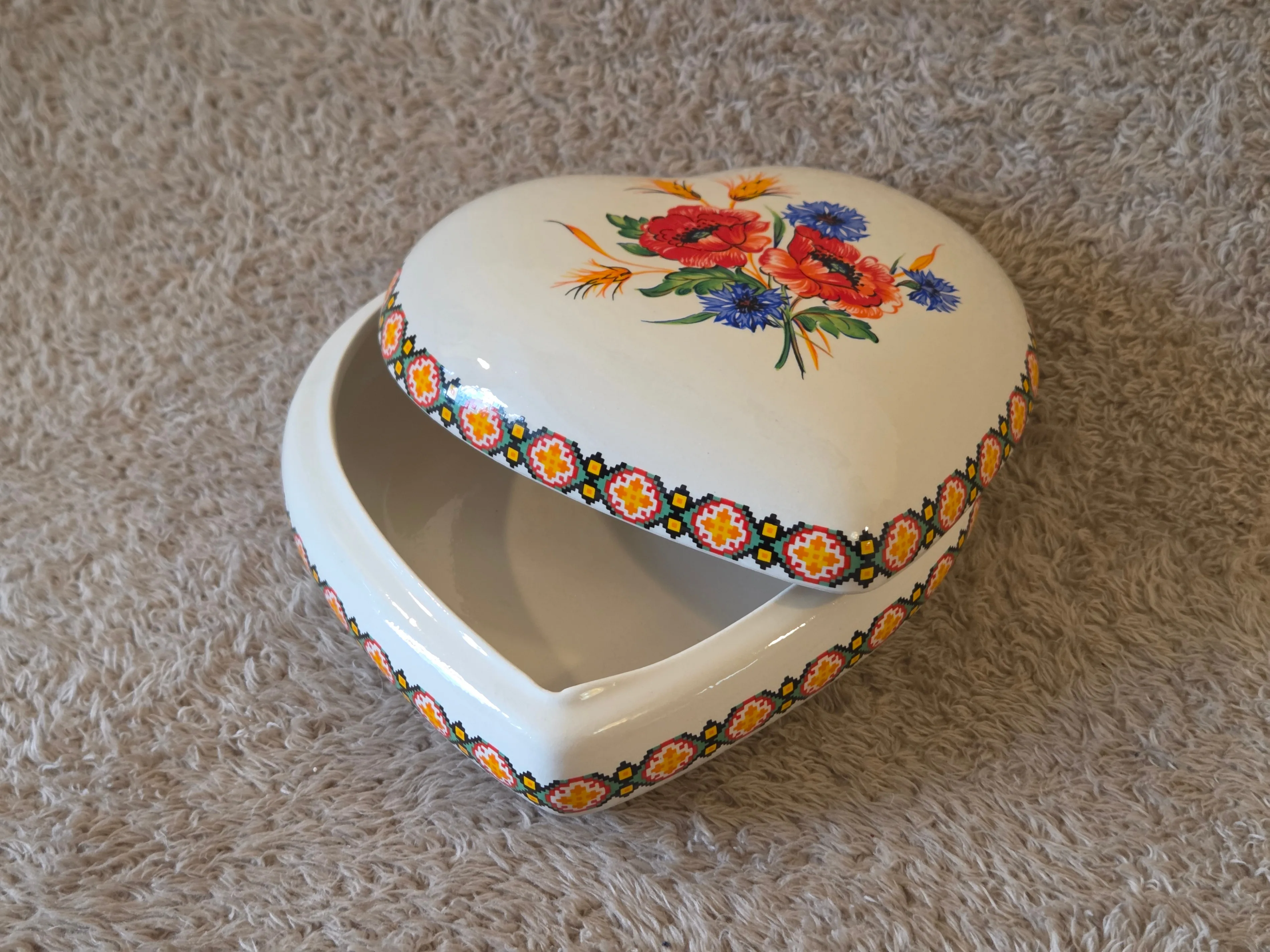 Ukrainian-style Hand-Painted Heart Ceramic Trinket Box image indicator(4)