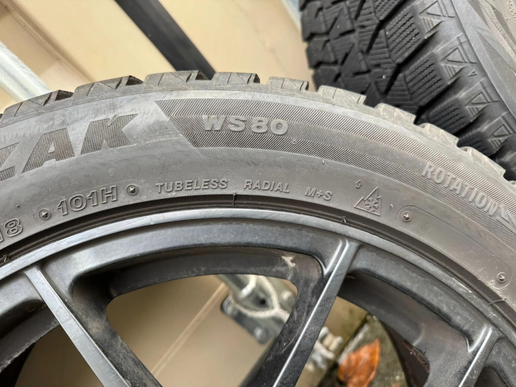 Bridgestone Blizzak Studless Winter Tire Set image indicator(9)