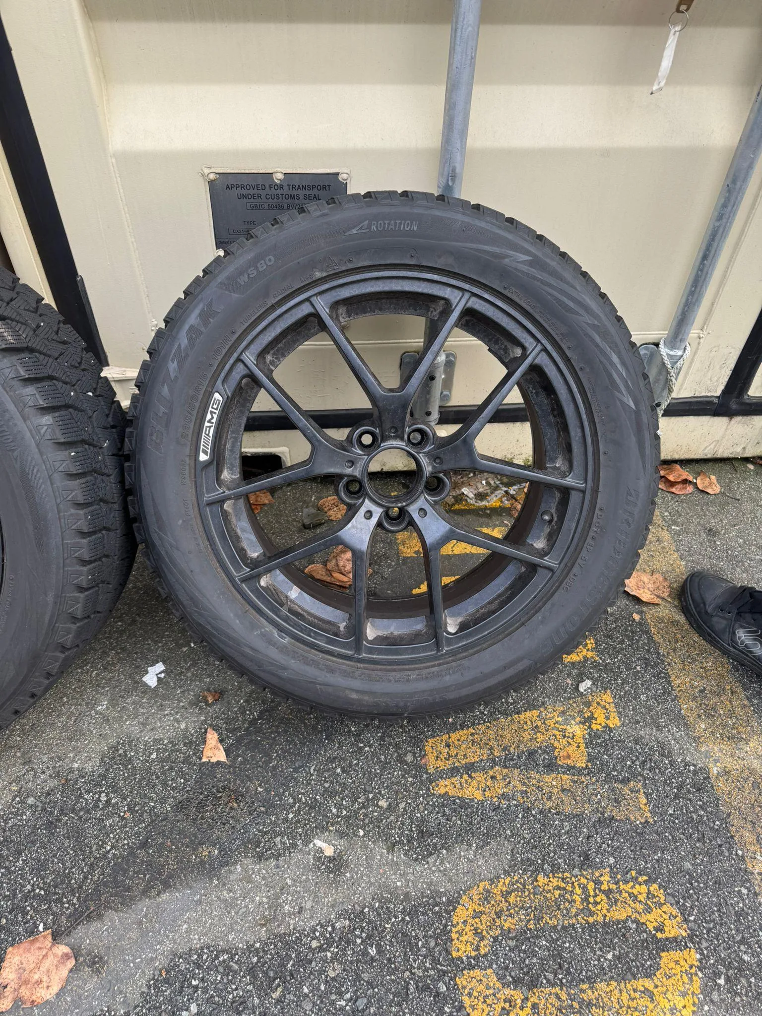 Bridgestone Blizzak Studless Winter Tire Set image indicator(8)