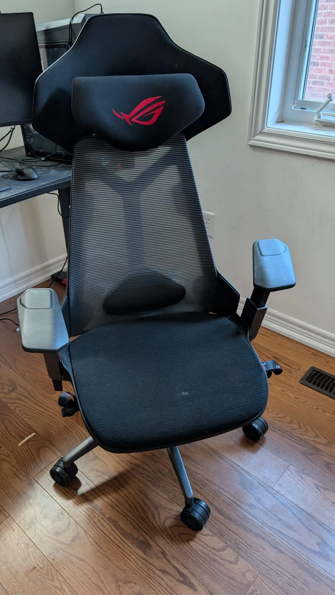ASUS ROG Destrier Ergo Gaming Chair – Like New image indicator(2)