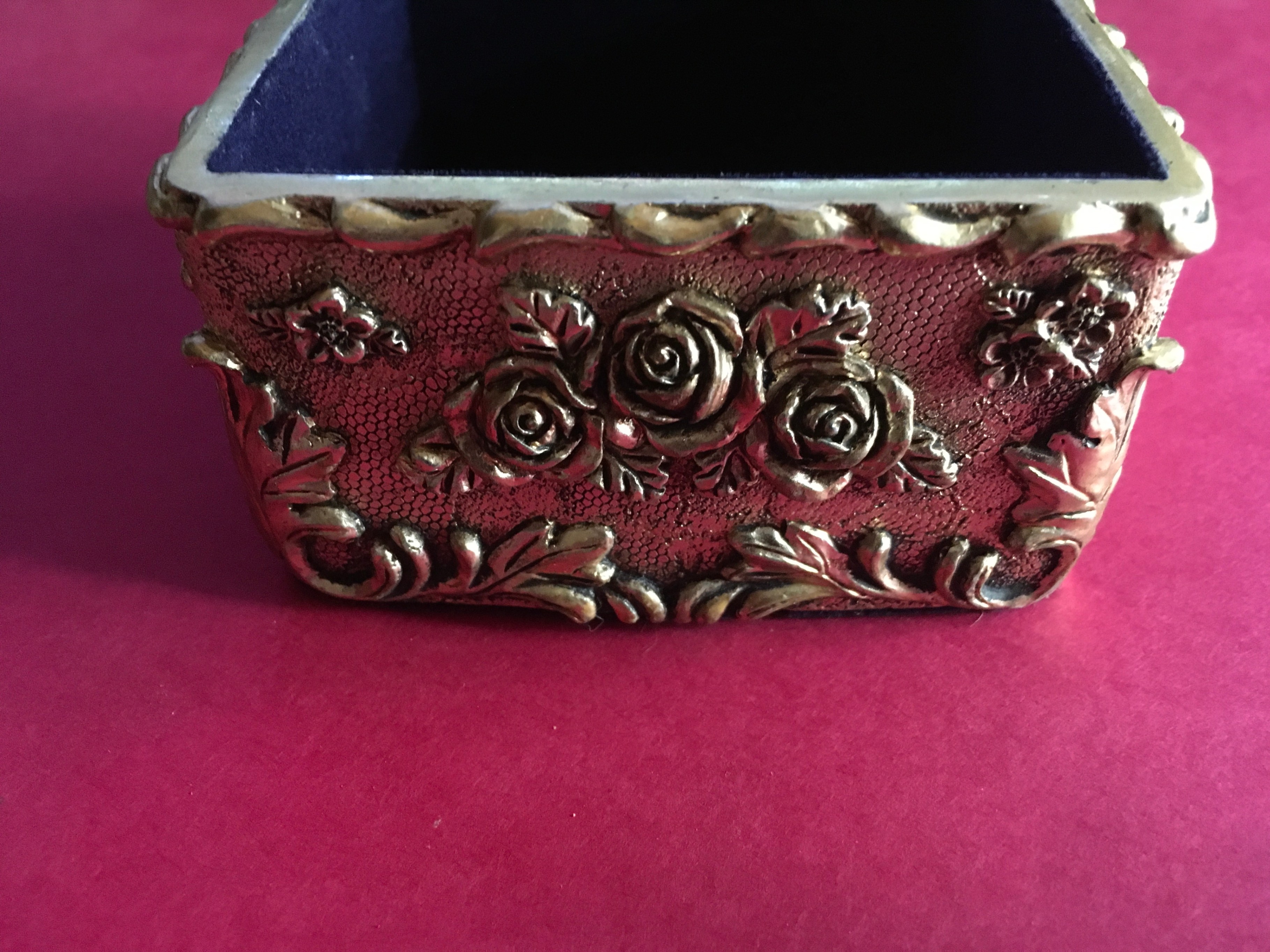 Vintage Gold Floral Jewelry Box - photo 5