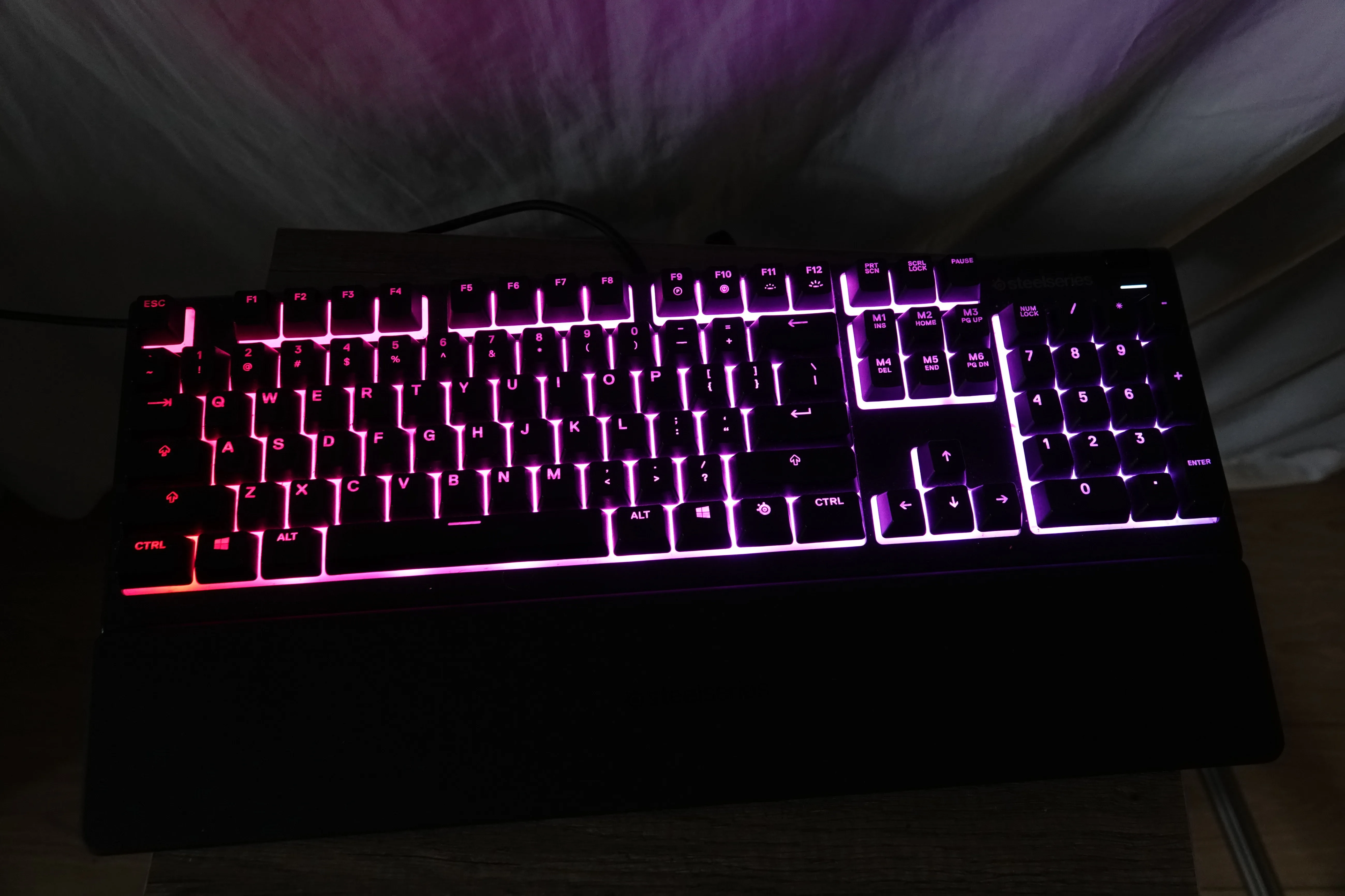 SteelSeries Apex 3 RGB Gaming Keyboard + Palm Rest image indicator(2)