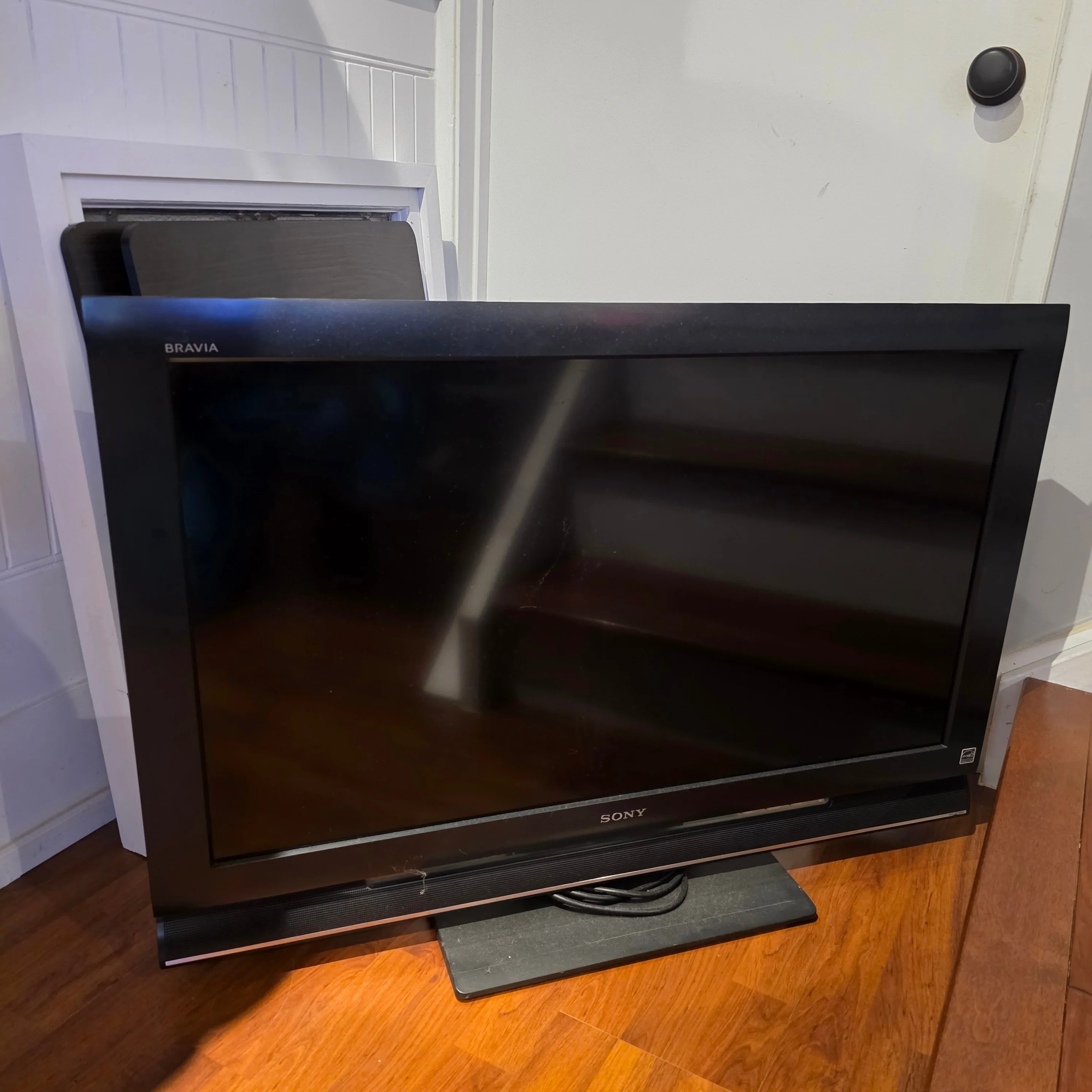 SONY BRAVIA LCD 37” (720P) TV with WALL MOUNT - $100.00