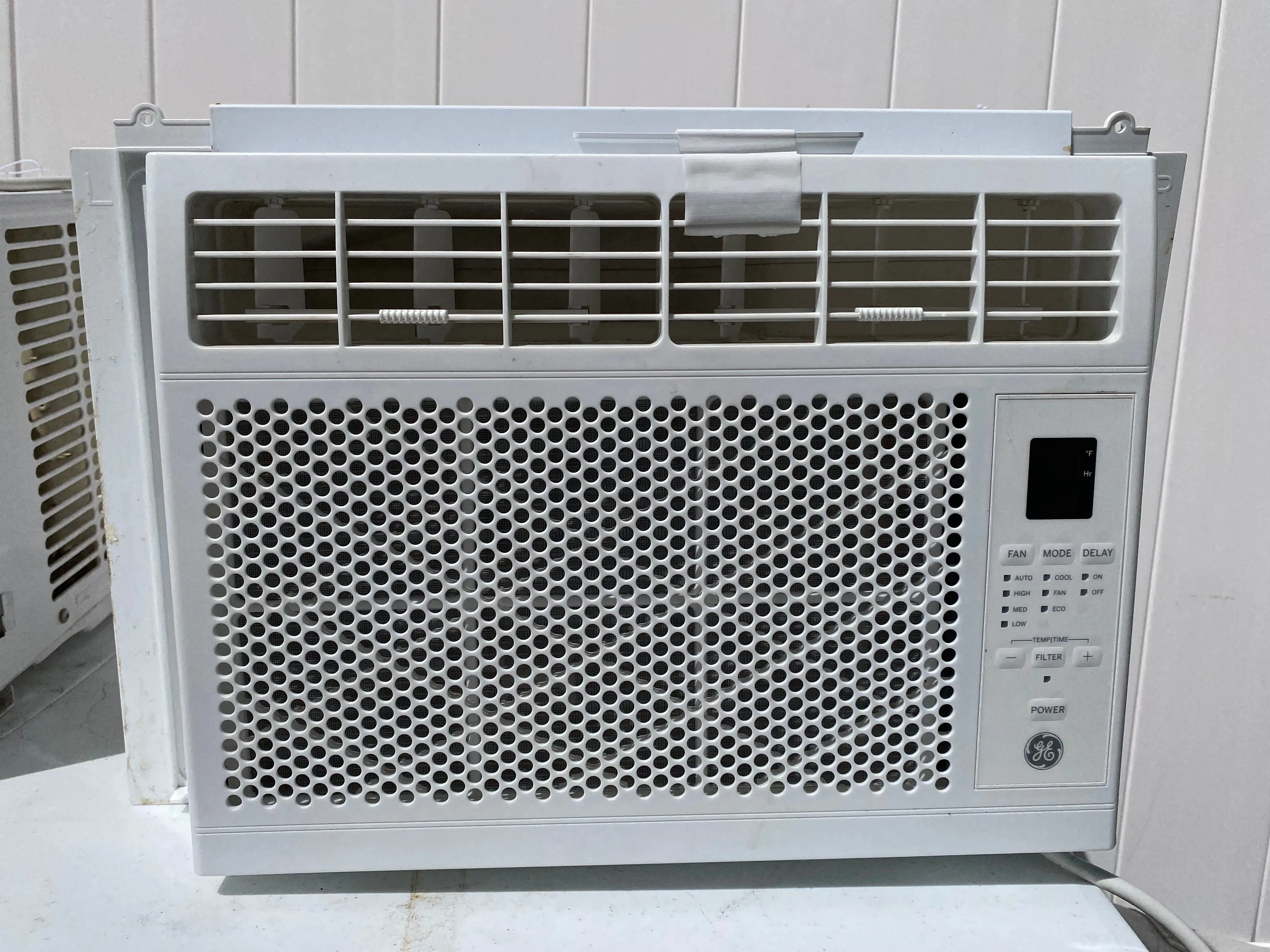 GE Air conditioner -w- remote