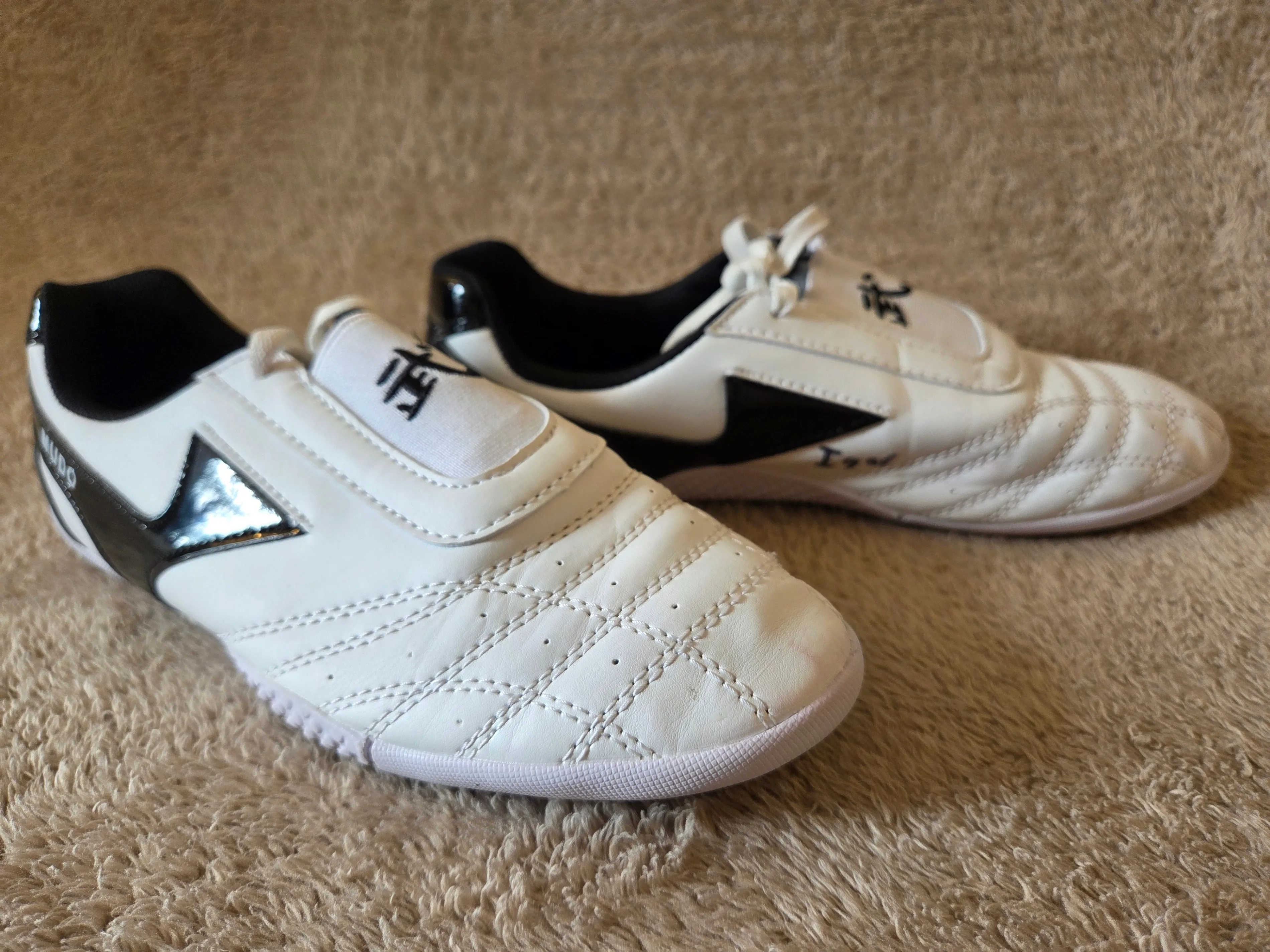 Mudo Sports Taekwondo Shoes Size 8 w/ Bag image indicator(5)