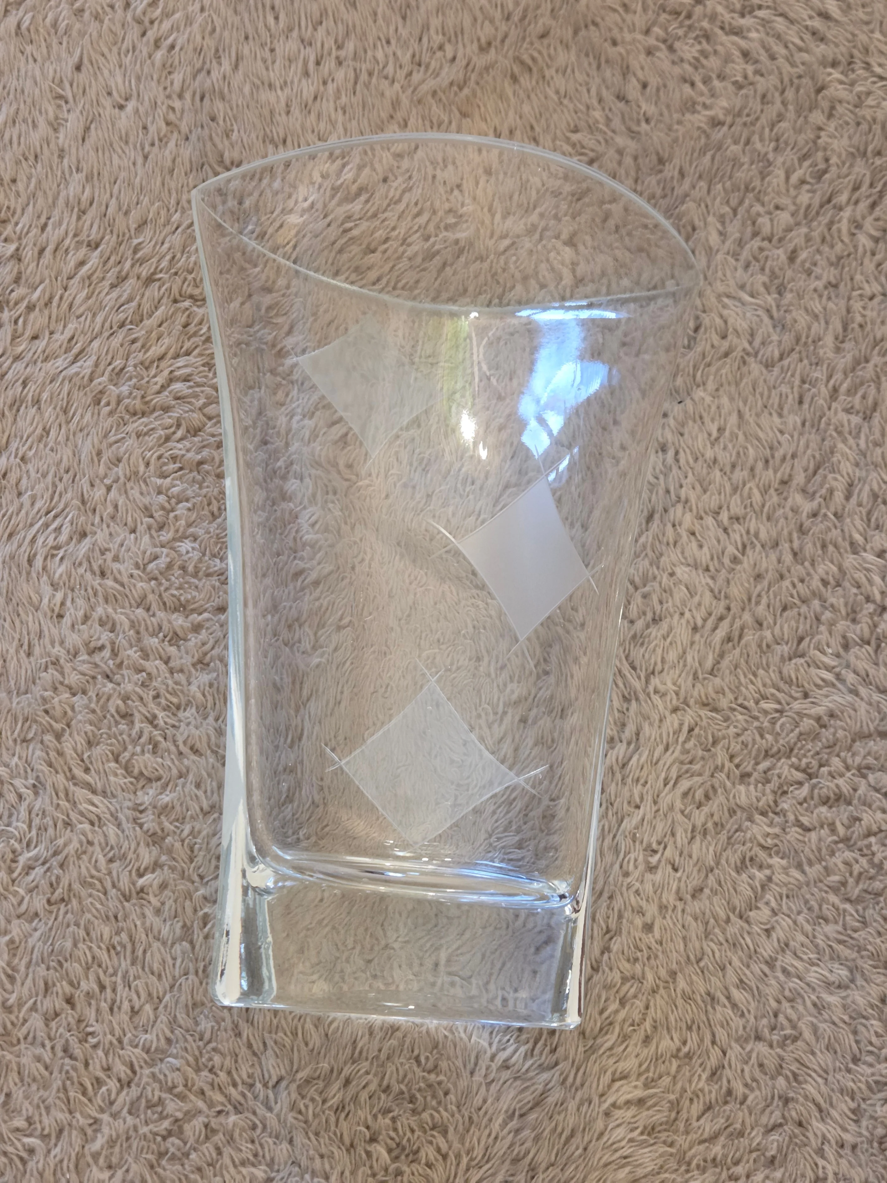 Modern clear glass vase, frosted diamond pattern, 19.5 cm image indicator(2)
