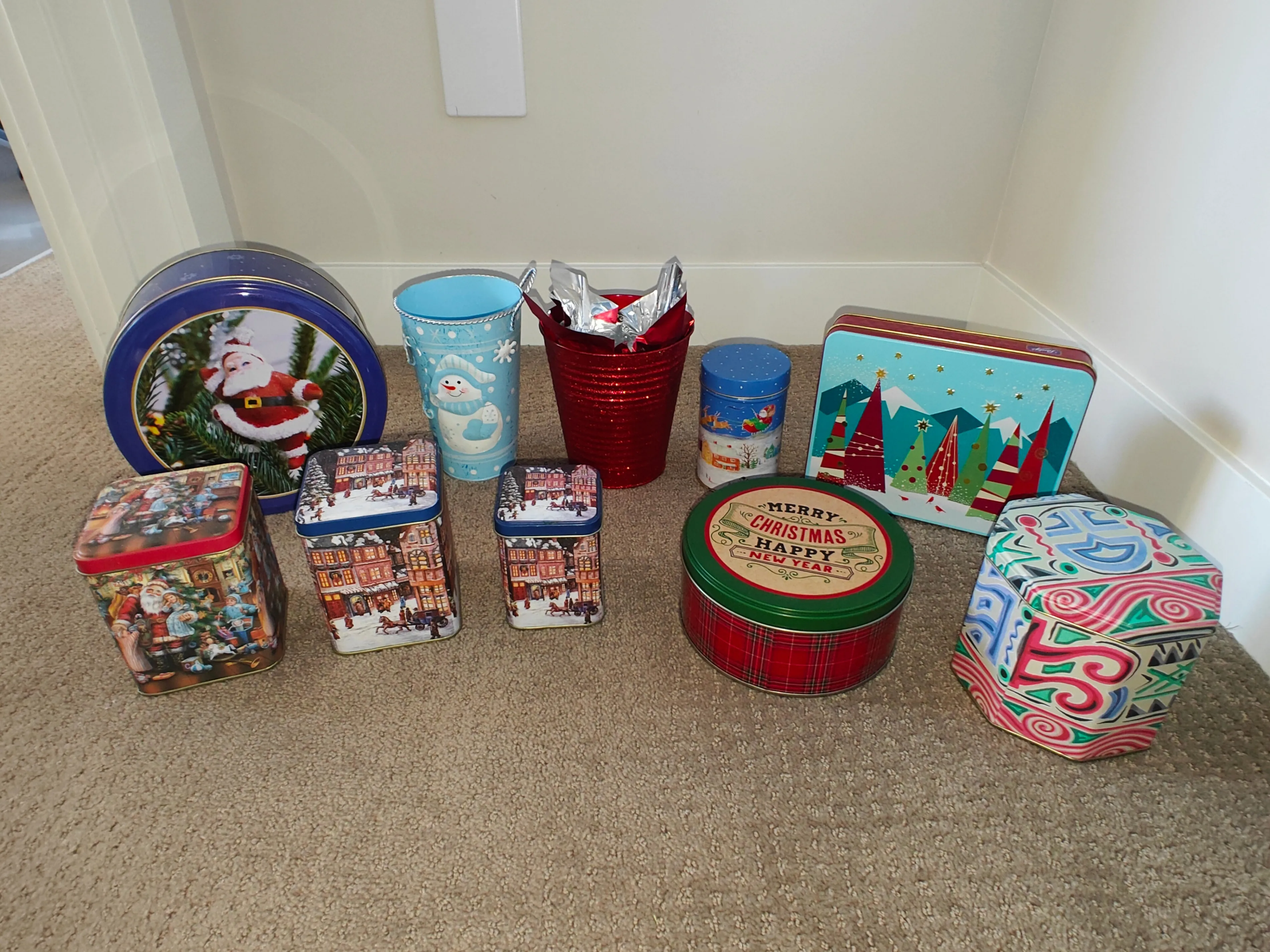 10 Christmas Decorative Gift Storage Tin Can Containers Santa thumbnail