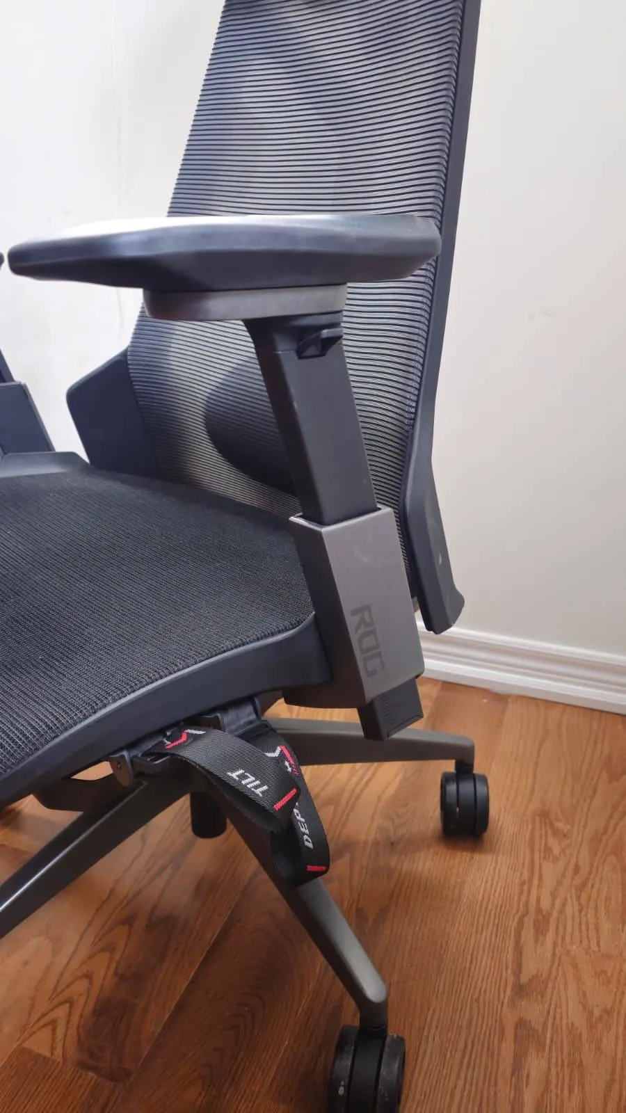 ASUS ROG Destrier Ergo Gaming Chair – Like New image indicator(5)