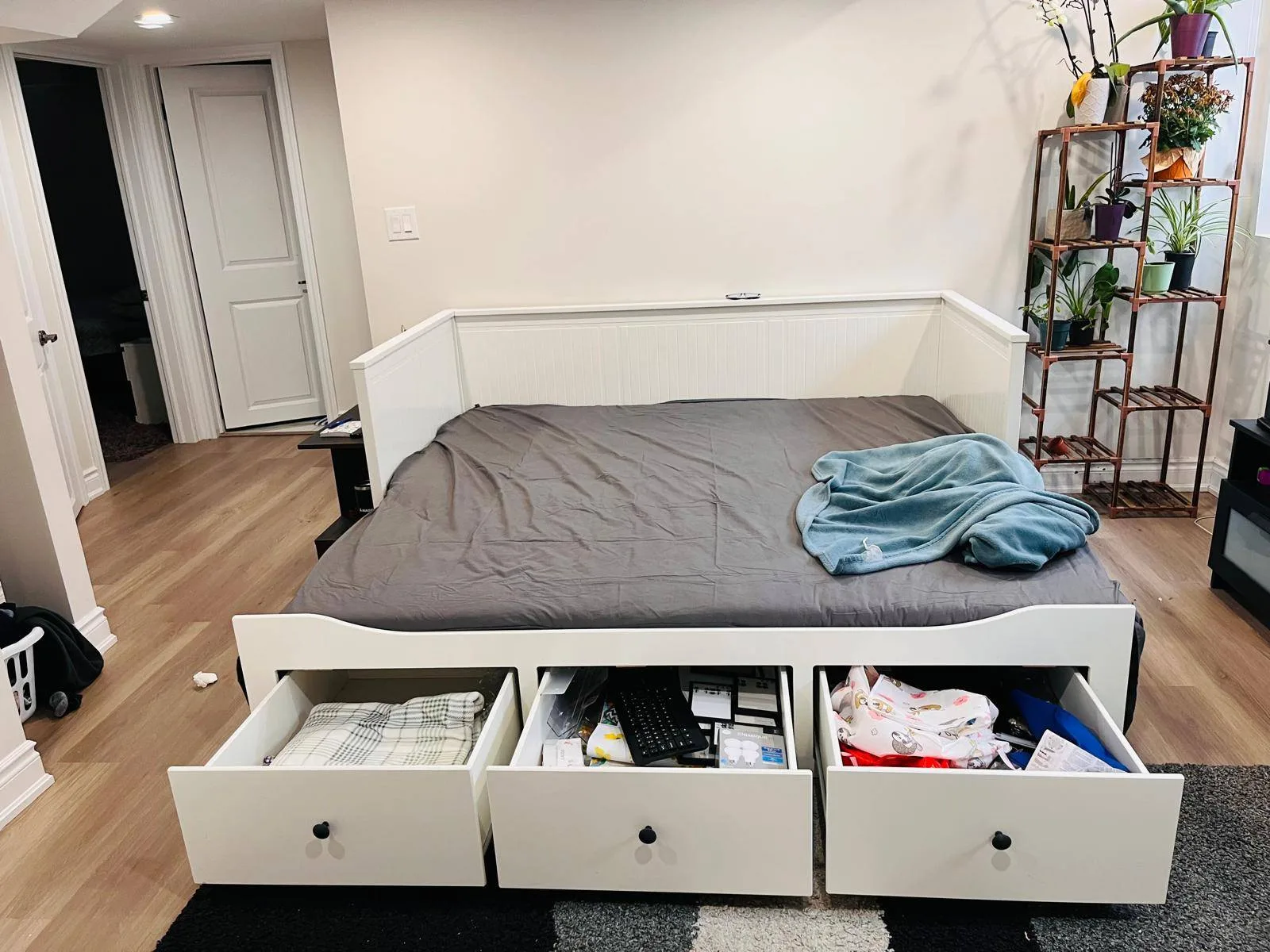 3-Drawer Daybed – Excellent for Guest Rooms & Small Spaces