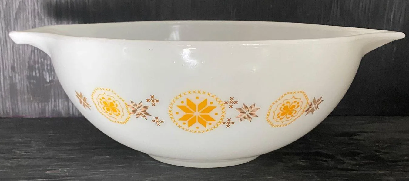 Pyrex Town and Country 4 Quart Cinderella Mixing Bowl 444 image indicator(2)