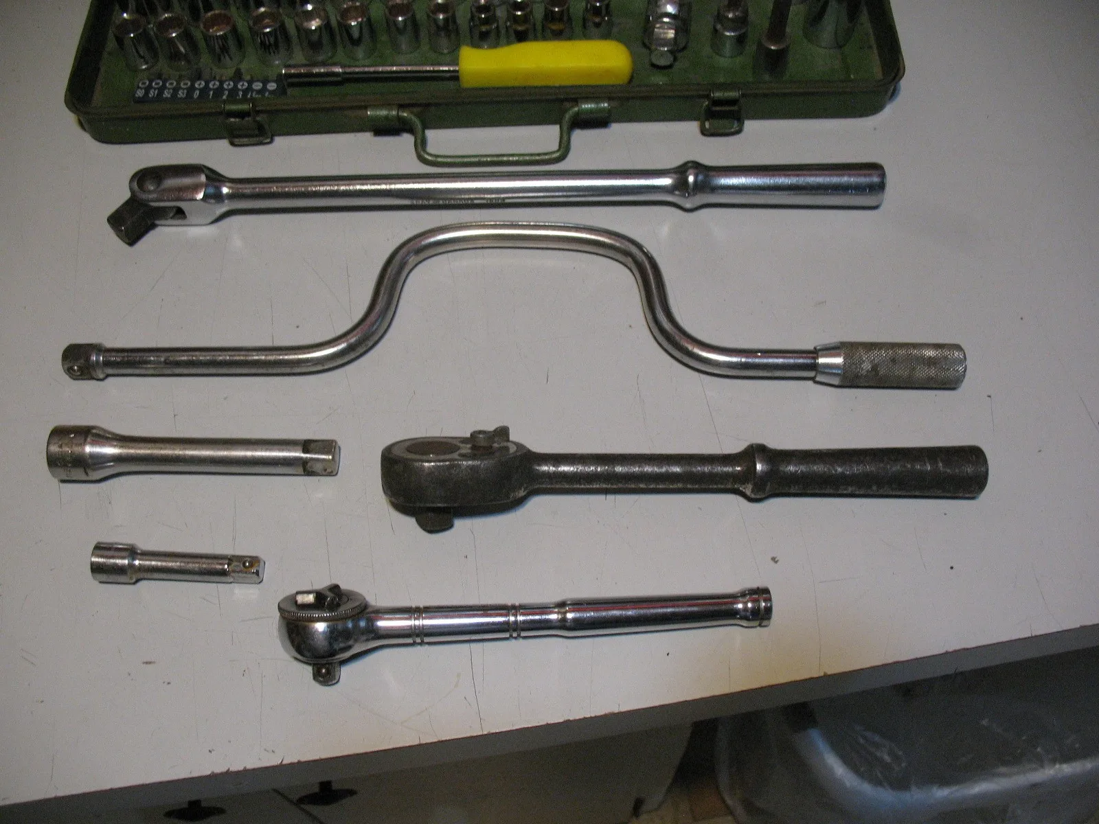 60 Piece Socket and Screwdriver Set image indicator(3)