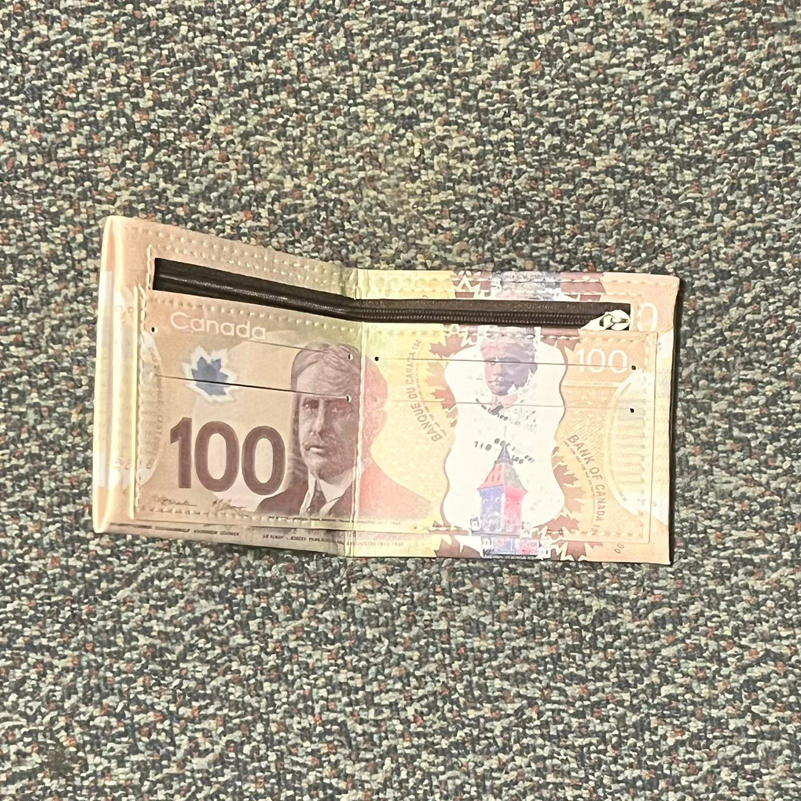A wallet that looks like a 100 dollar bill