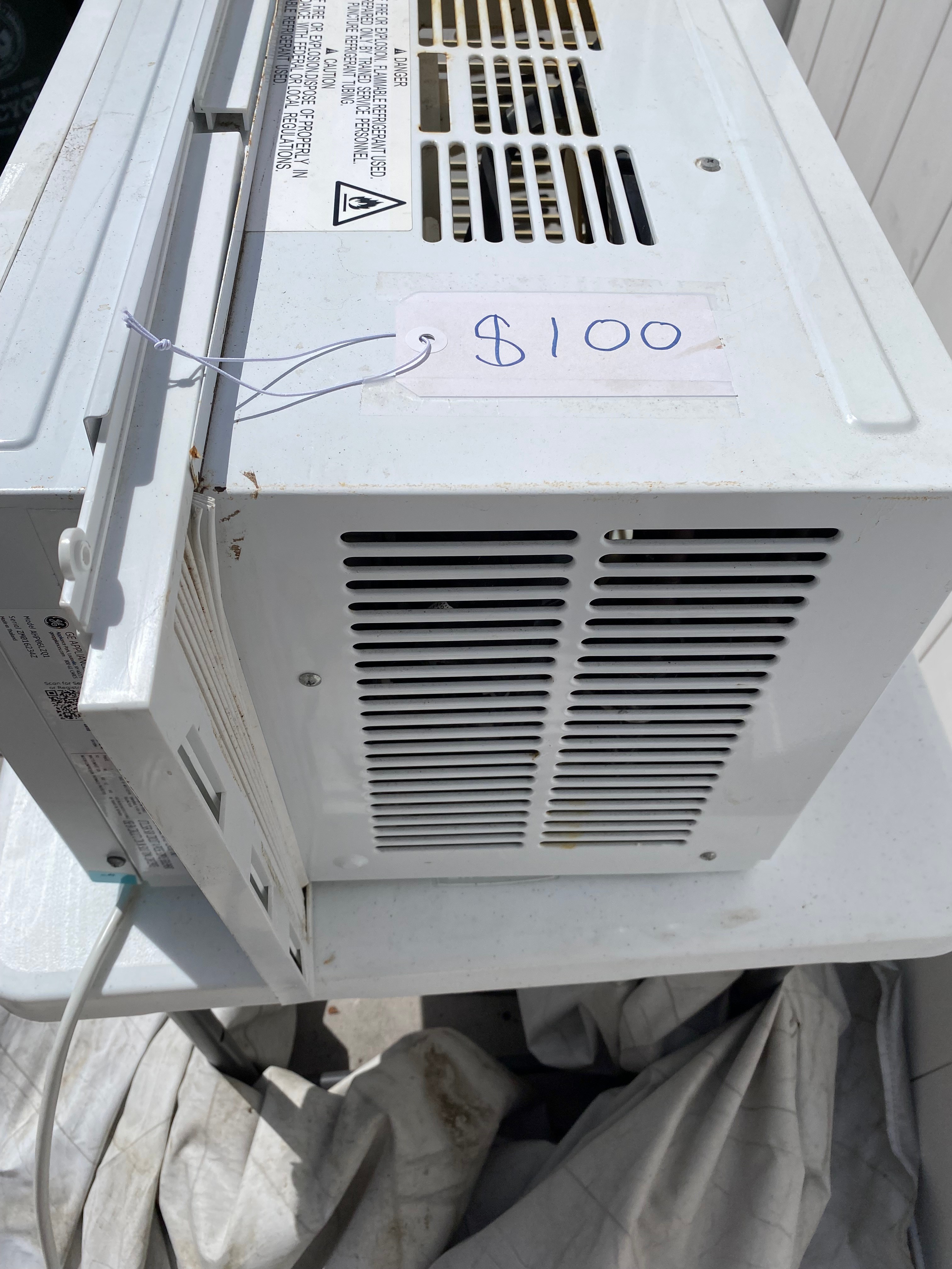 GE Air conditioner -w- remote - photo 3