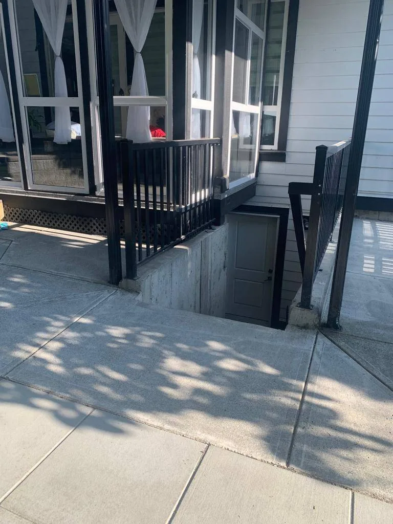 2 BR /1 B suite in Cloverdale near 168 St / Hwy 10 image indicator(10)