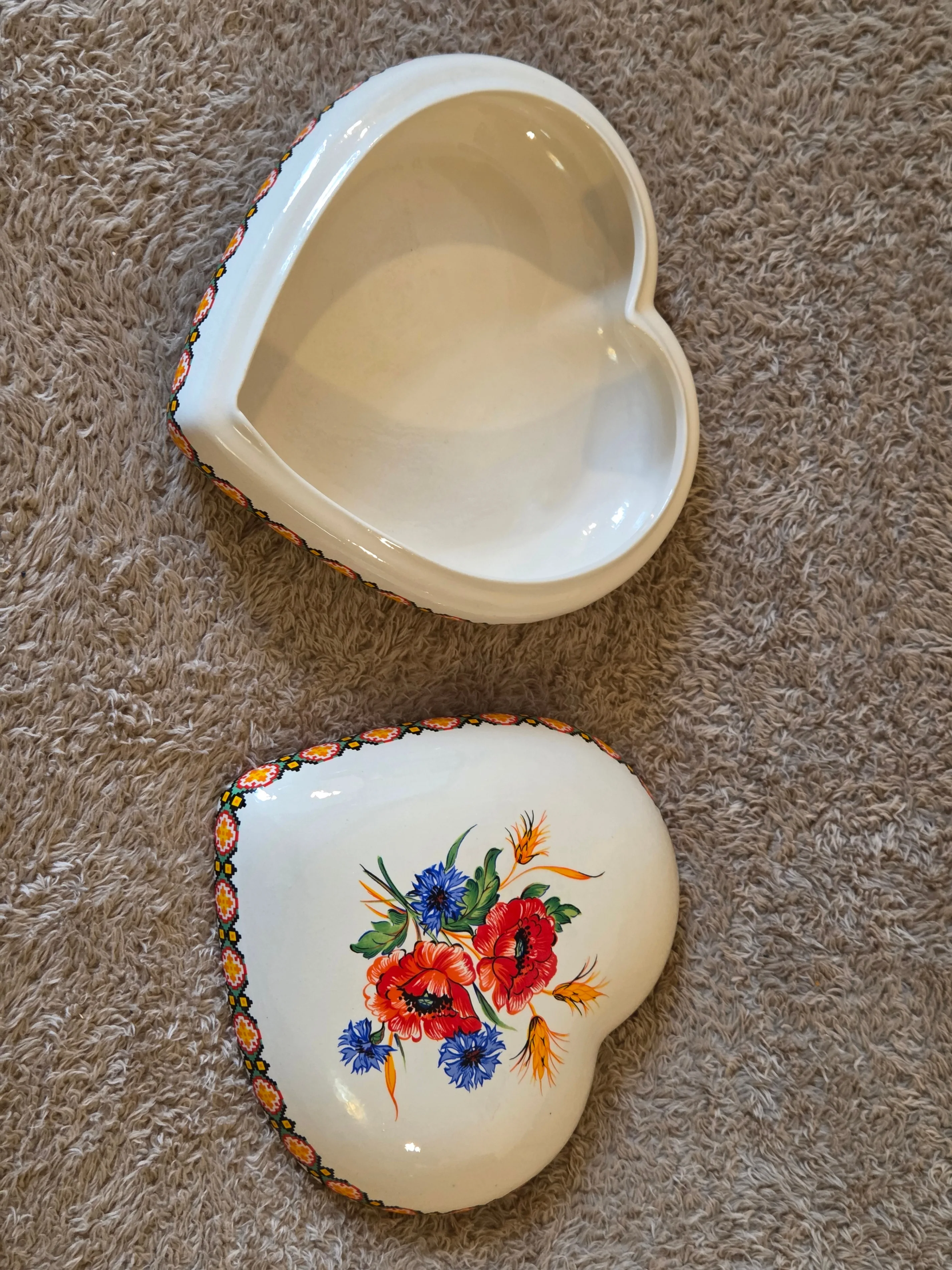 Ukrainian-style Hand-Painted Heart Ceramic Trinket Box image indicator(2)
