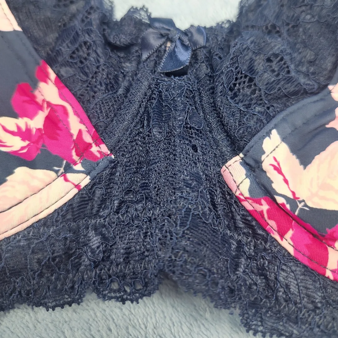 Amoureuse Lace-Trim Underwire 38C Bra image indicator(4)