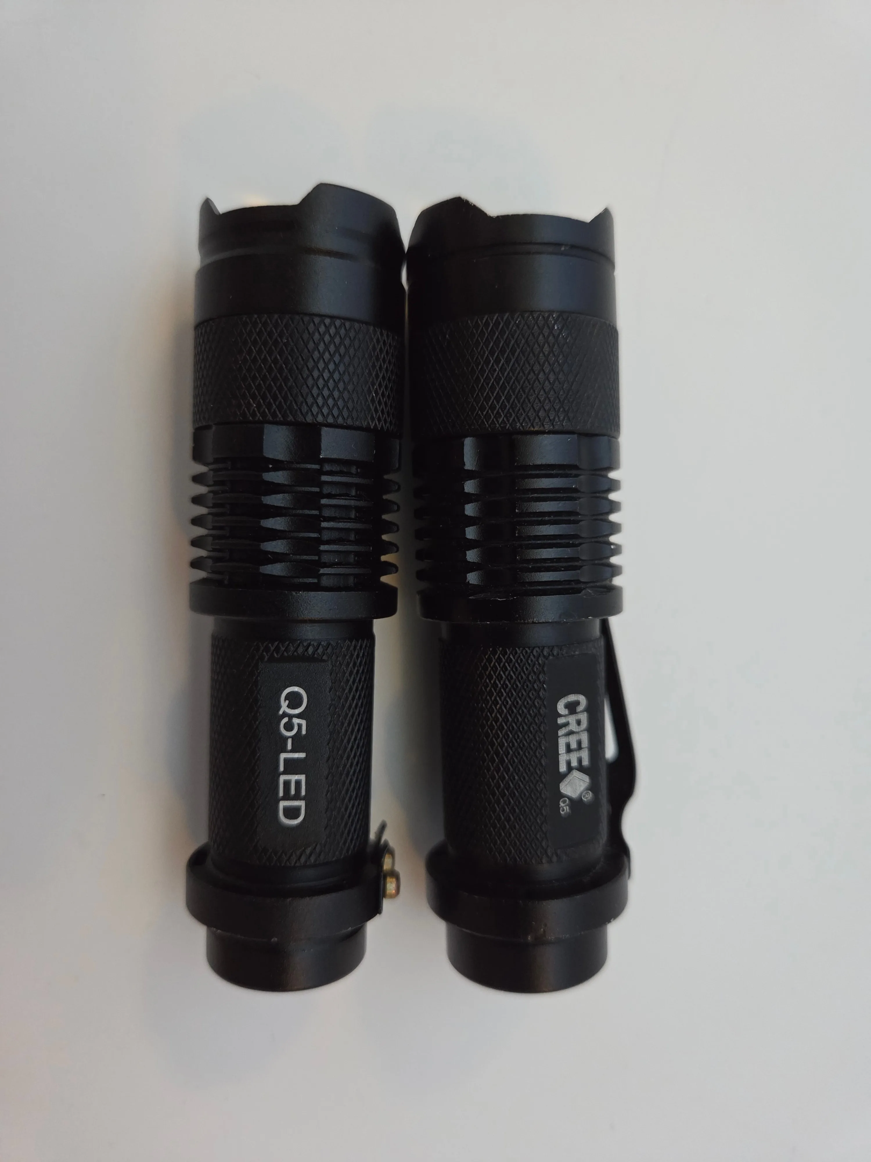 2x Compact Zoomable LED Flashlights Q5 Set image indicator(4)