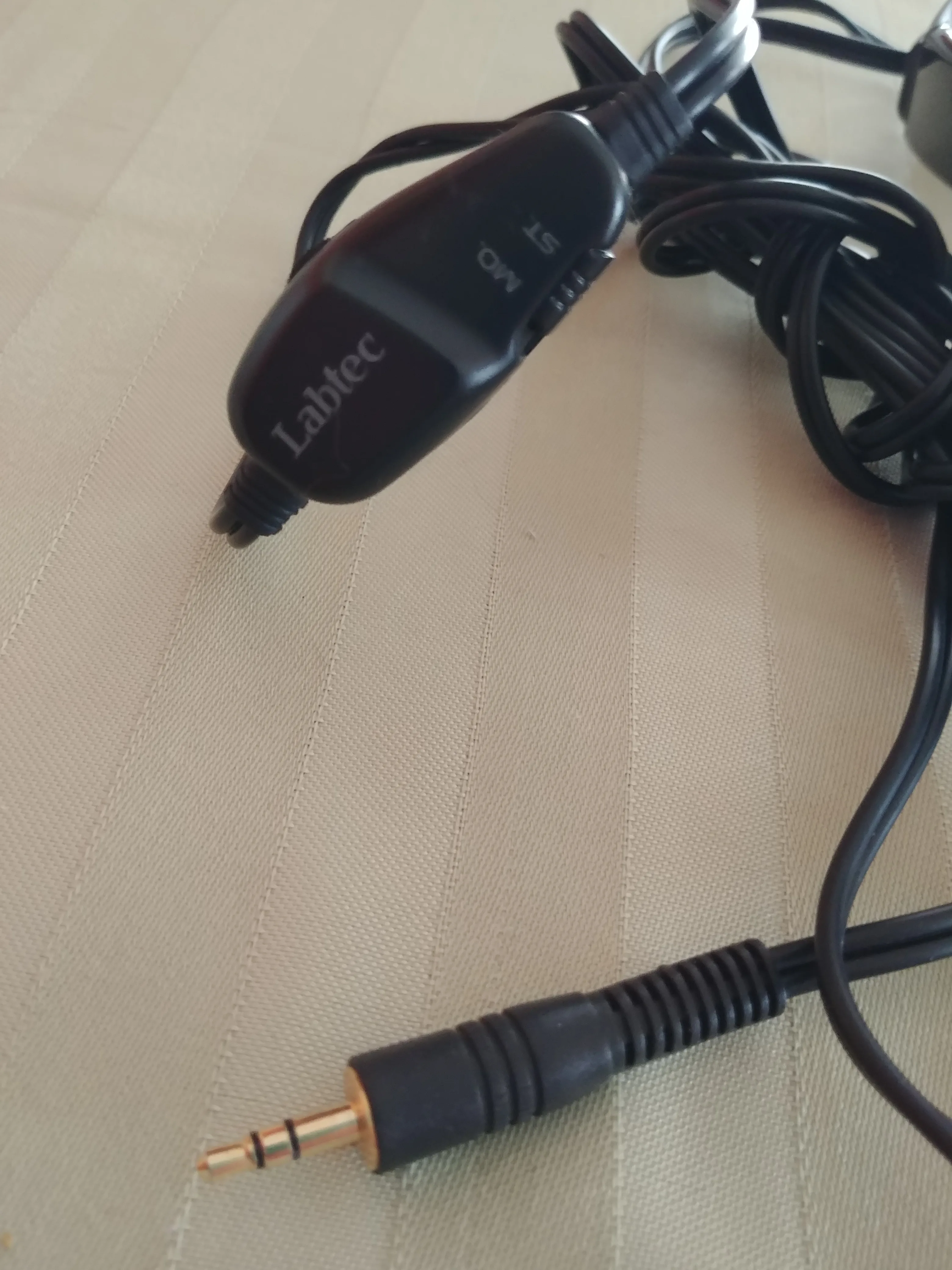 Labtec- Elite 825 Stereo Headphones Good Condition image indicator(2)