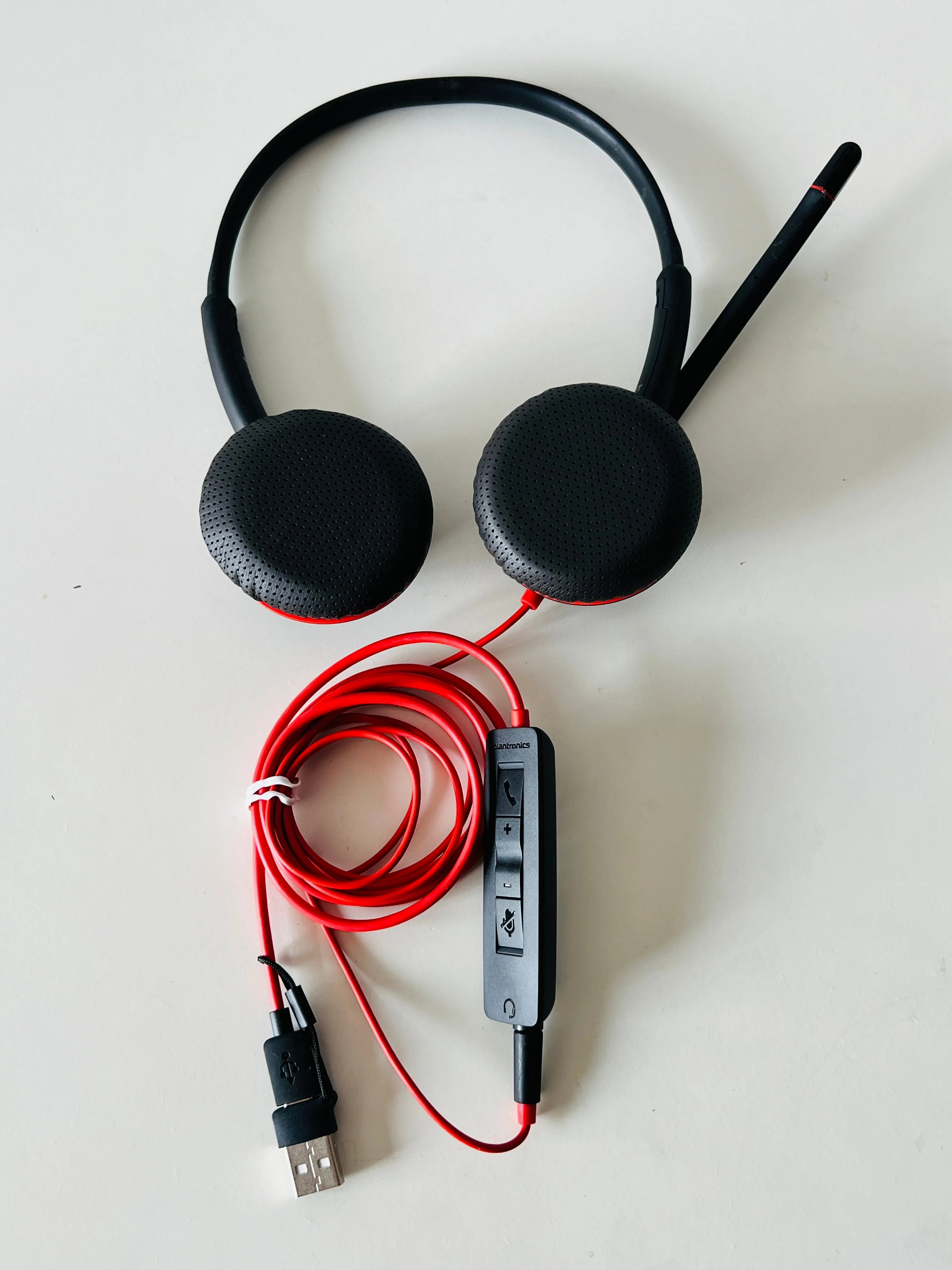 Plantronics Headset with USB-A USB-C and inhand volume controls image indicator(2)