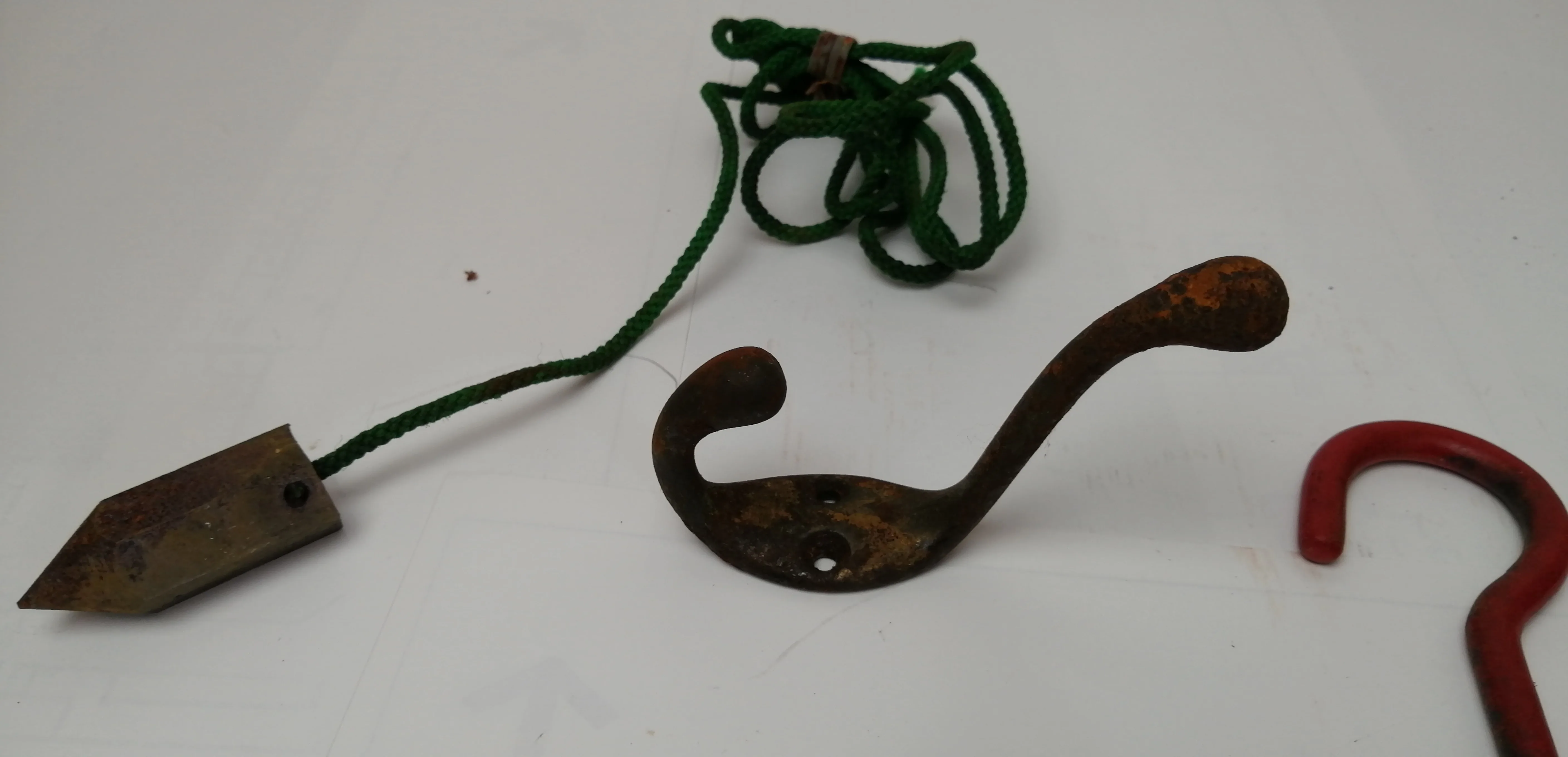 Man Mixed Lot:pulleys, lifting hook, carpenter plumb, reg.hooks image indicator(6)